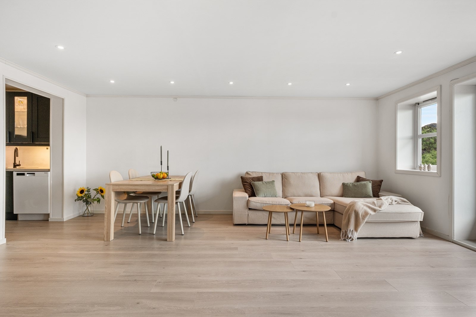 Stuen måler hele 36,3 m² og har god plass til stor sofagruppe og spisebord. Galleribilde
