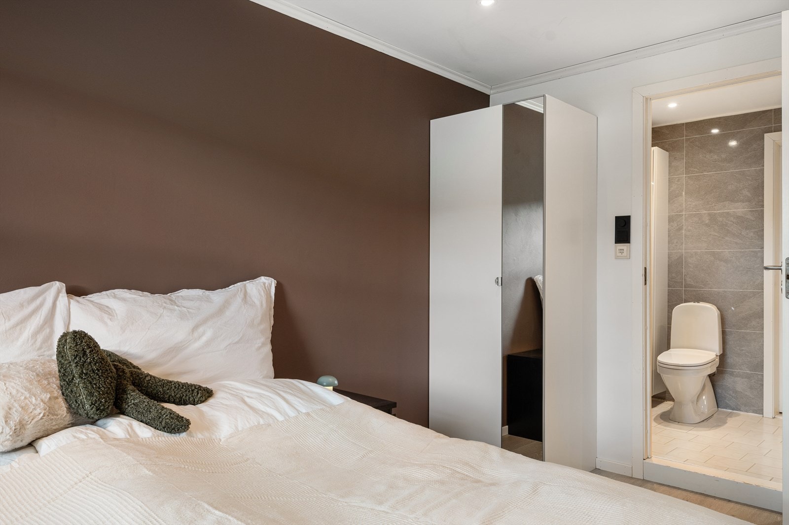 Luksus med egen direkte tilkomst til badet fra soverommet. Galleribilde