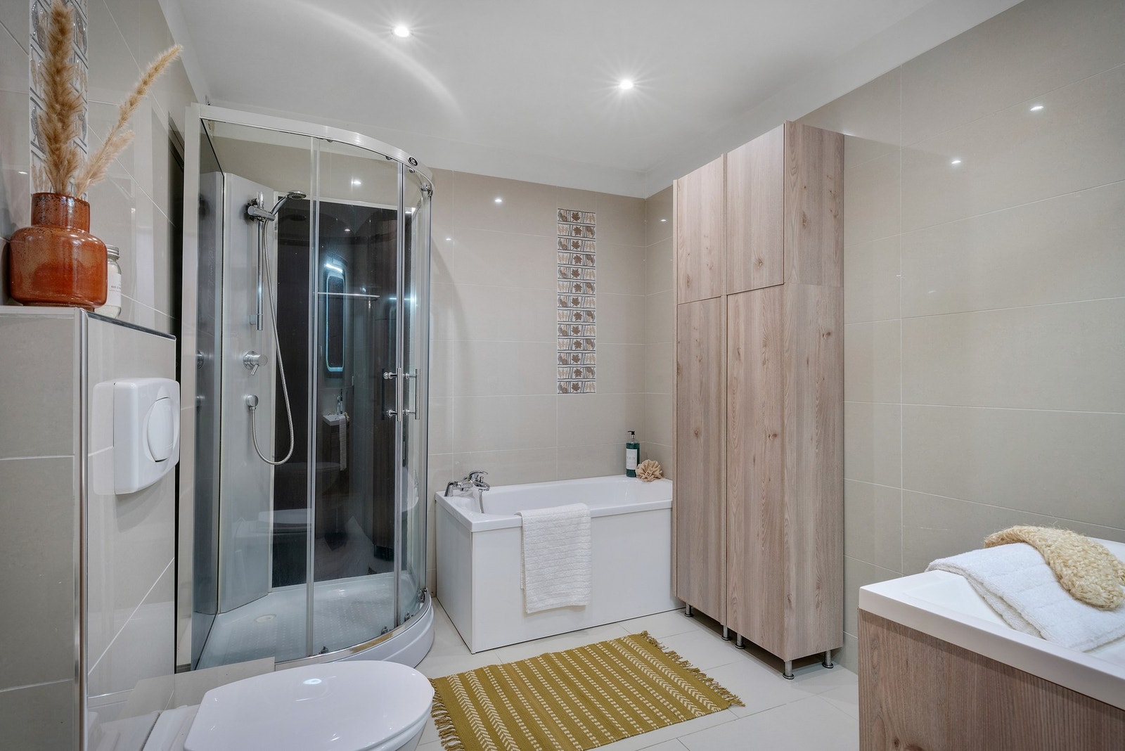 - Badet måler 6,6 kvm - Galleribilde