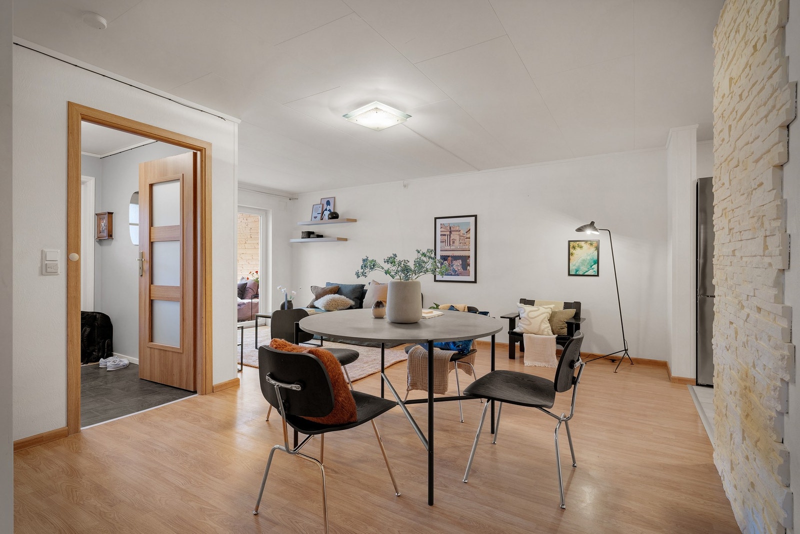 - Det er plass til spisegruppe, sofagruppe og tv-seksjon - Galleribilde