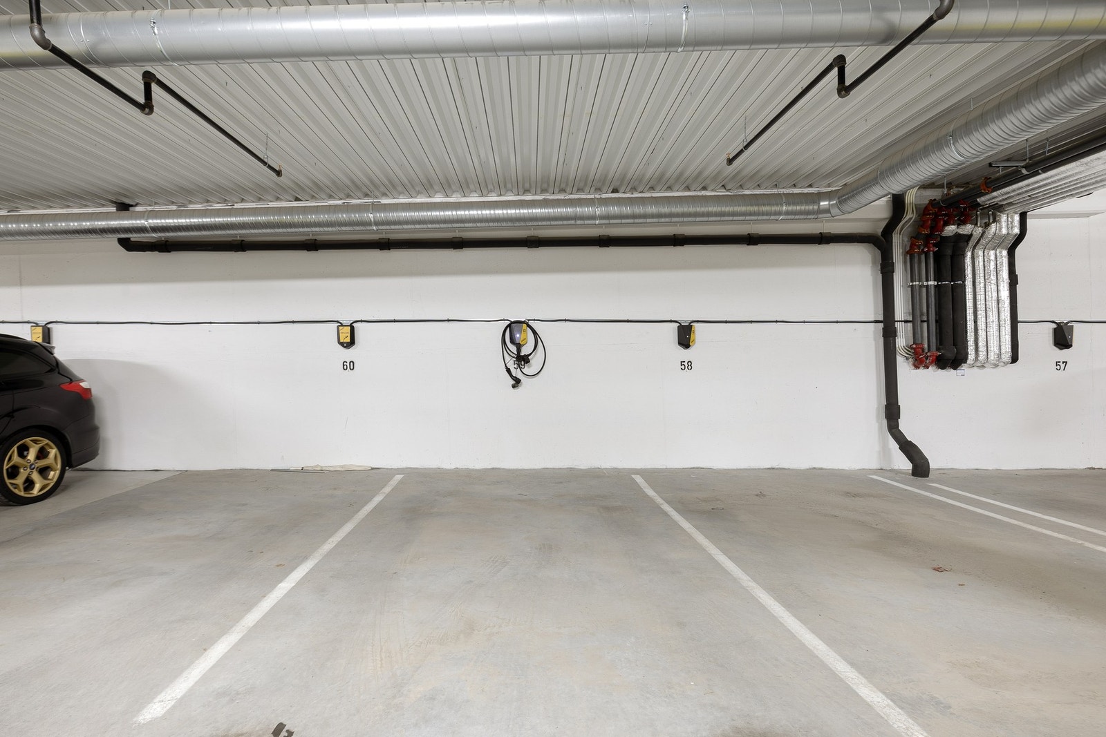 Det medfølger én parkleringsplass i kjeller (verdi ca. 650k). Det er installert ladepunkt for el-bil - opprett abonnement hos Aneo og ladepunktet er klart til bruk. Galleribilde