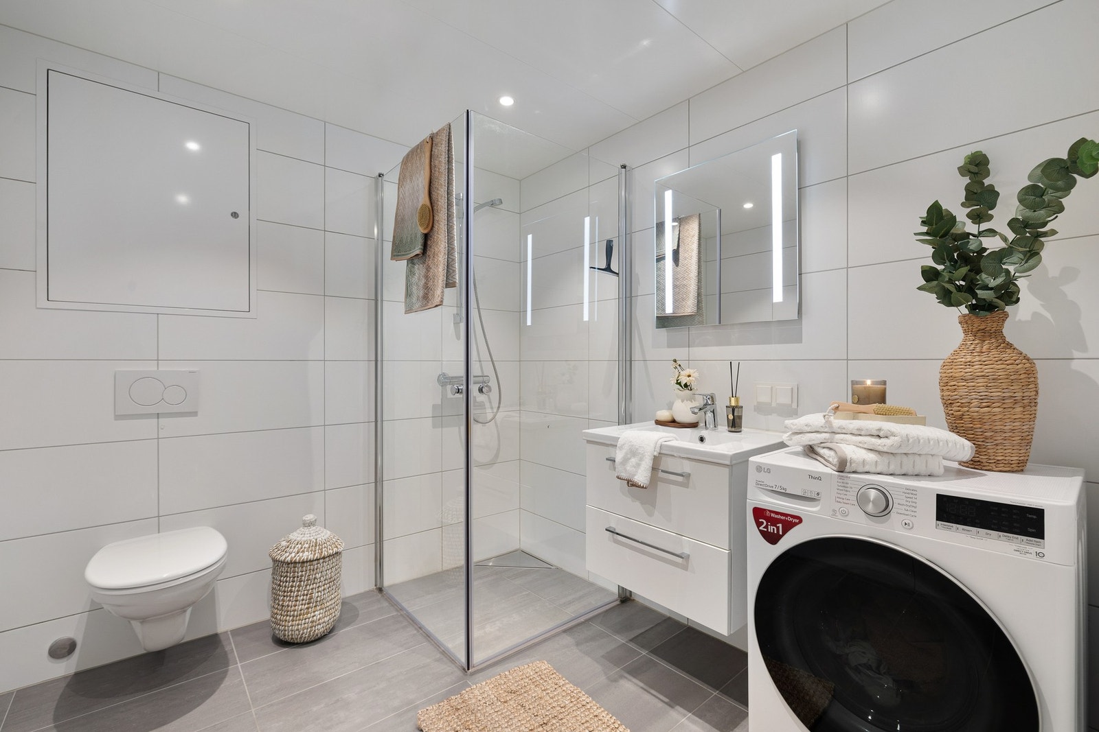 Pent flislagt bad utstyrt med vannbåren varme i gulv, innfellbare dusjdører i glass og speil med innfelte lys. Badet er vurdert til TG0 av byggesakkyndig. Galleribilde