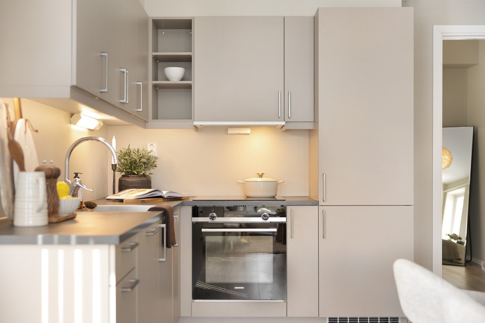 Kjøkkenventilator over stekesone har avtrekk via boligens balanserte ventilasjonsanlegg. Hvitevarene er levert av kvalitetsmerket Siemens. Galleribilde