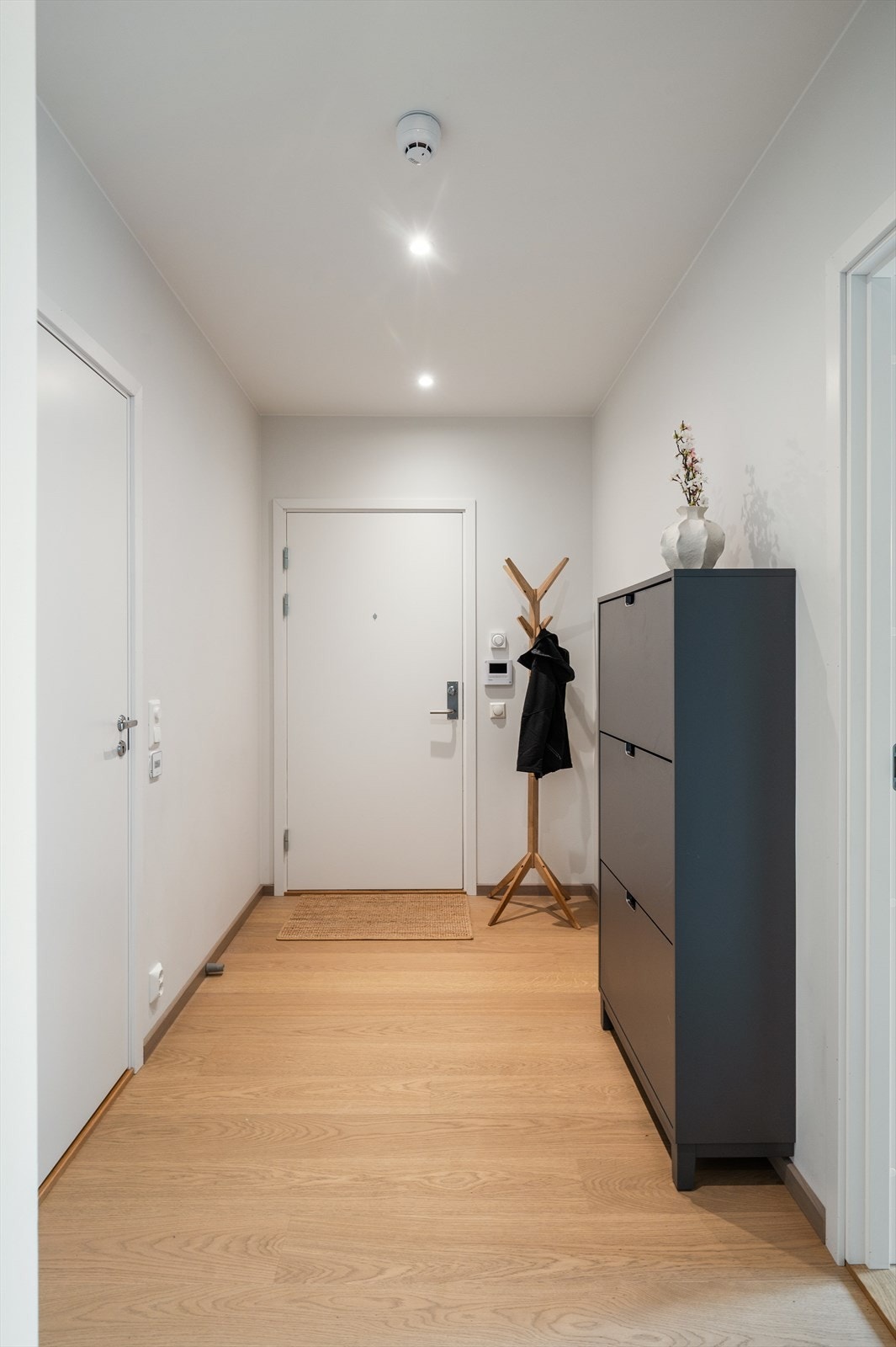Innbydende entré med gode oppbevaringsmuligheter. Her er det plass til kommode, skoskap etc. Galleribilde