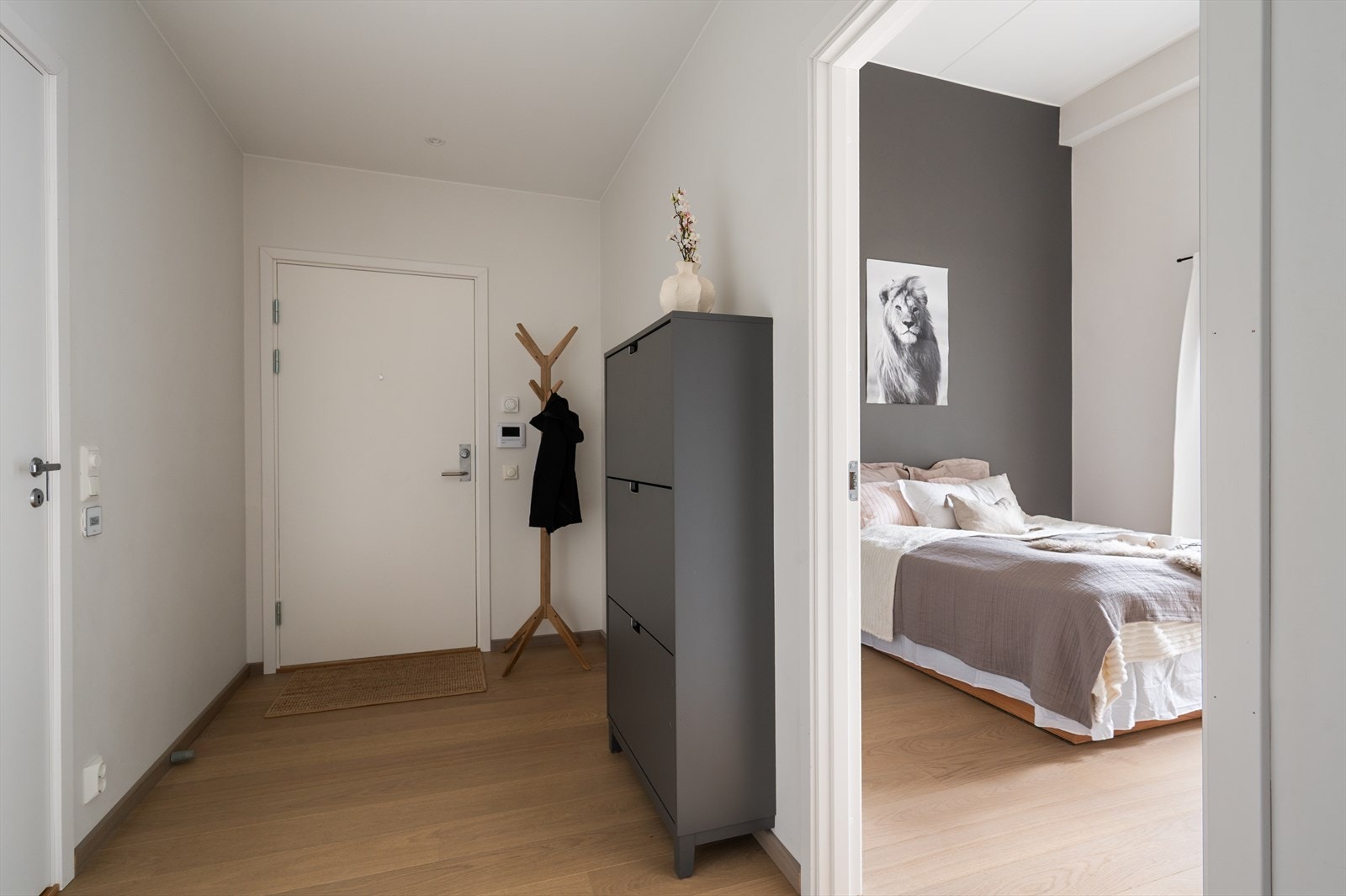 Mellomgang med adkomst til bad og soverom. Galleribilde