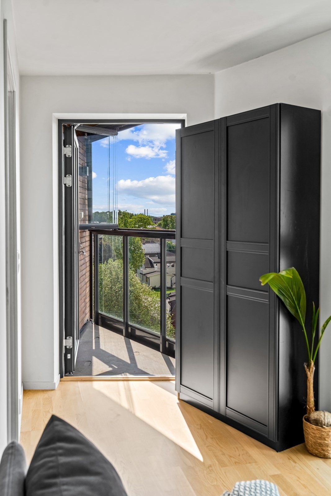 Herfra er det tilgang til en mindre balkong. Denne er også innglasset. Galleribilde