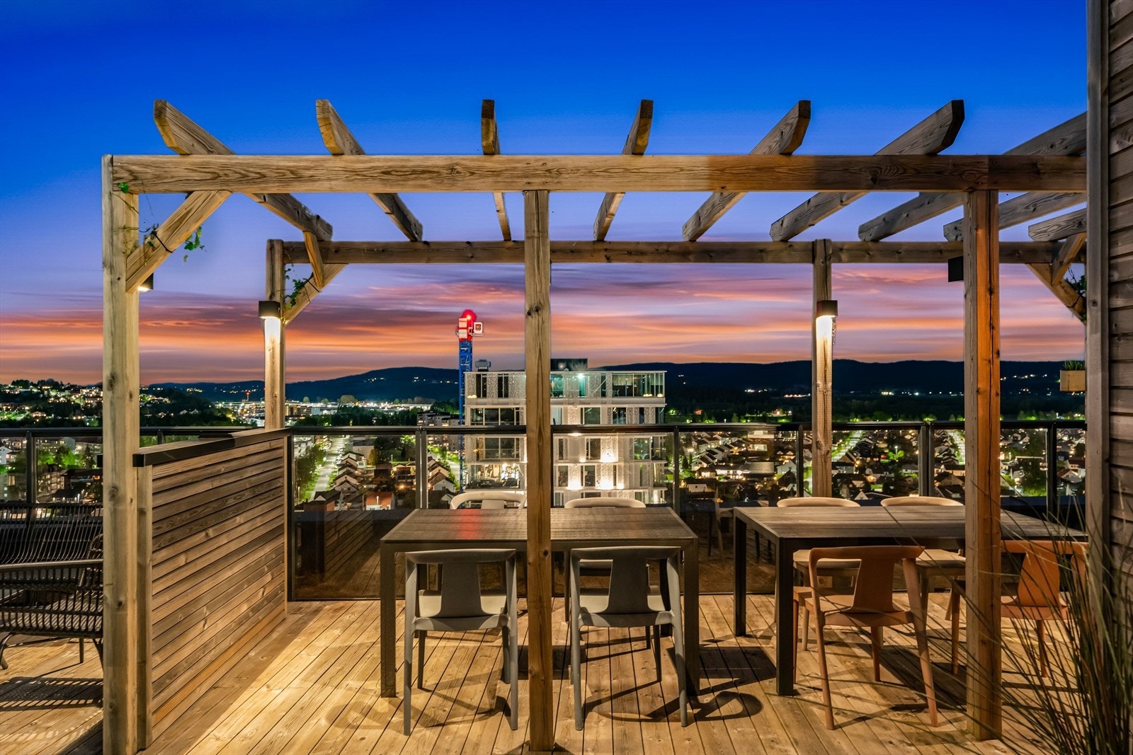 Flott felles takterrasse i 15.etasje med praktfull panoramautsikt. Galleribilde