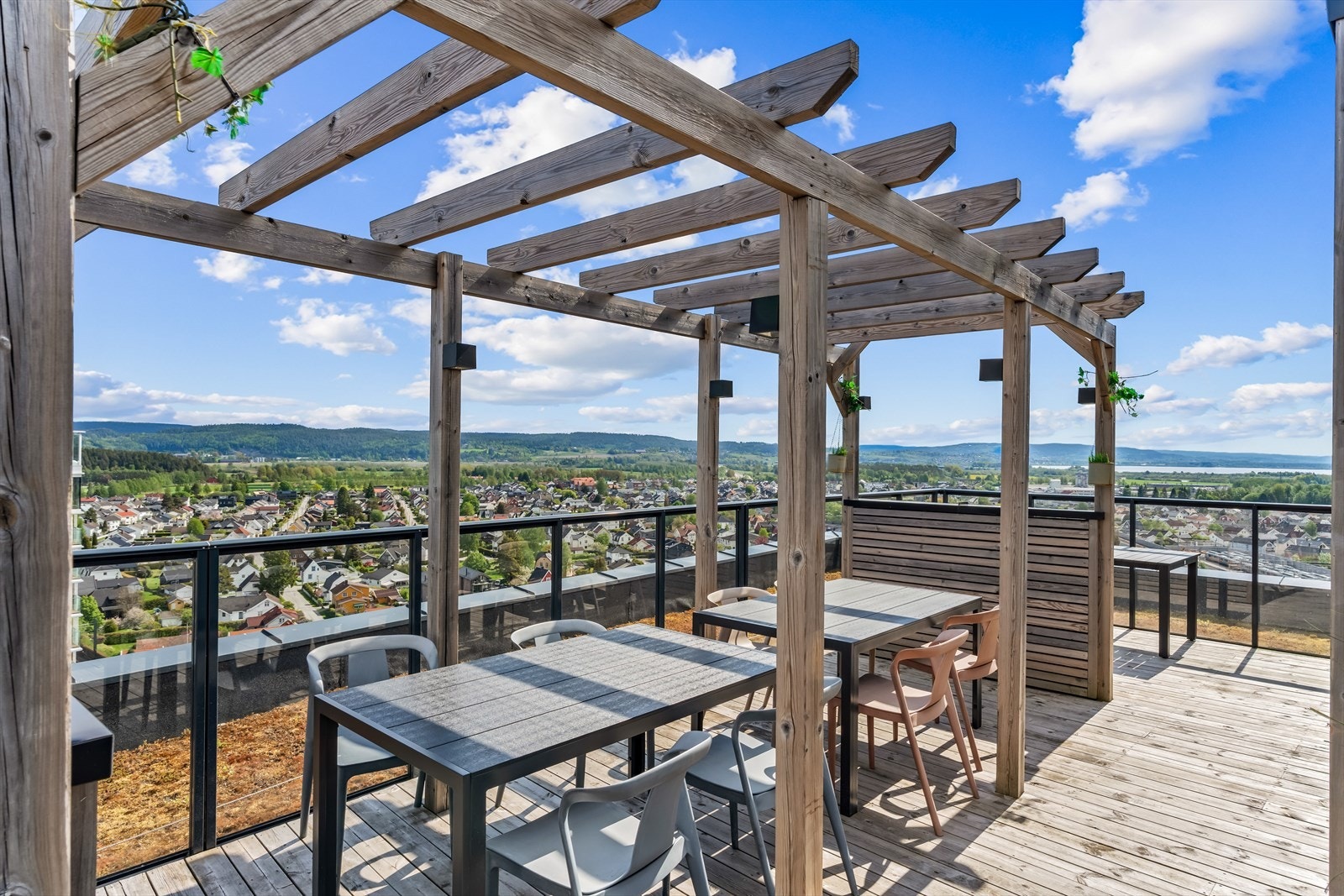 I oppgangen innenfor takterrassen er det et felles toalettrom. Galleribilde
