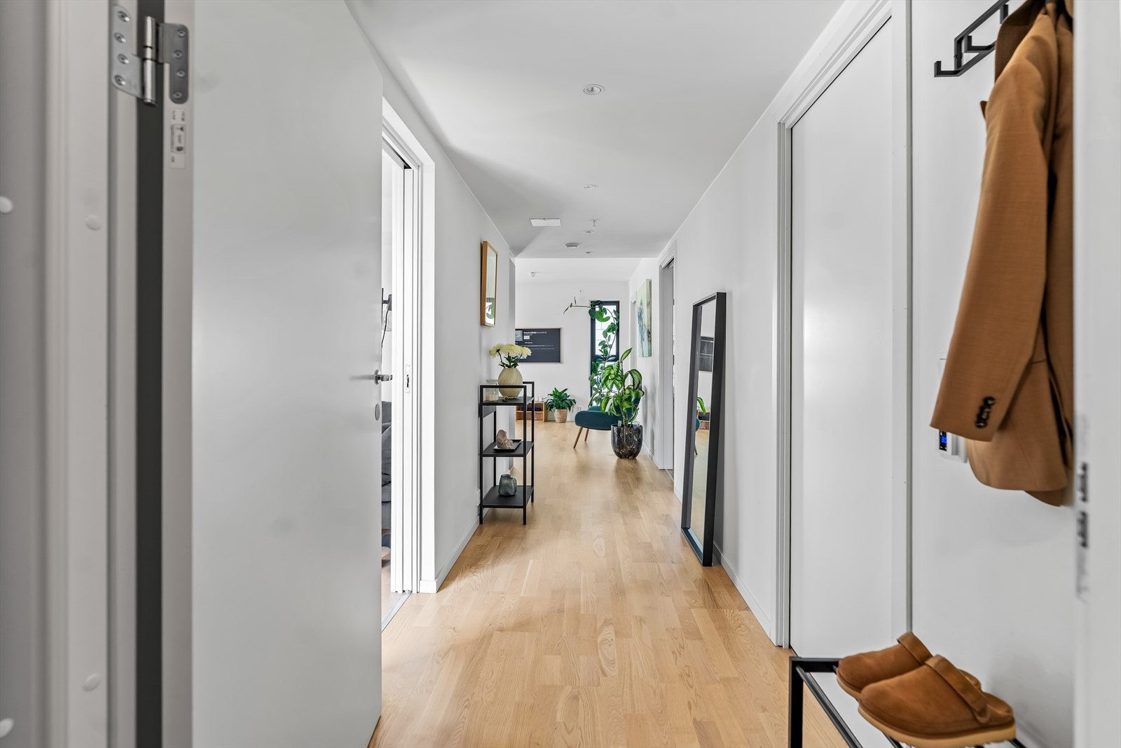 Entré. For ekstra oppbevaringsbehov er det tilgang til en kjellerbod på ca. 3 kvm. Galleribilde