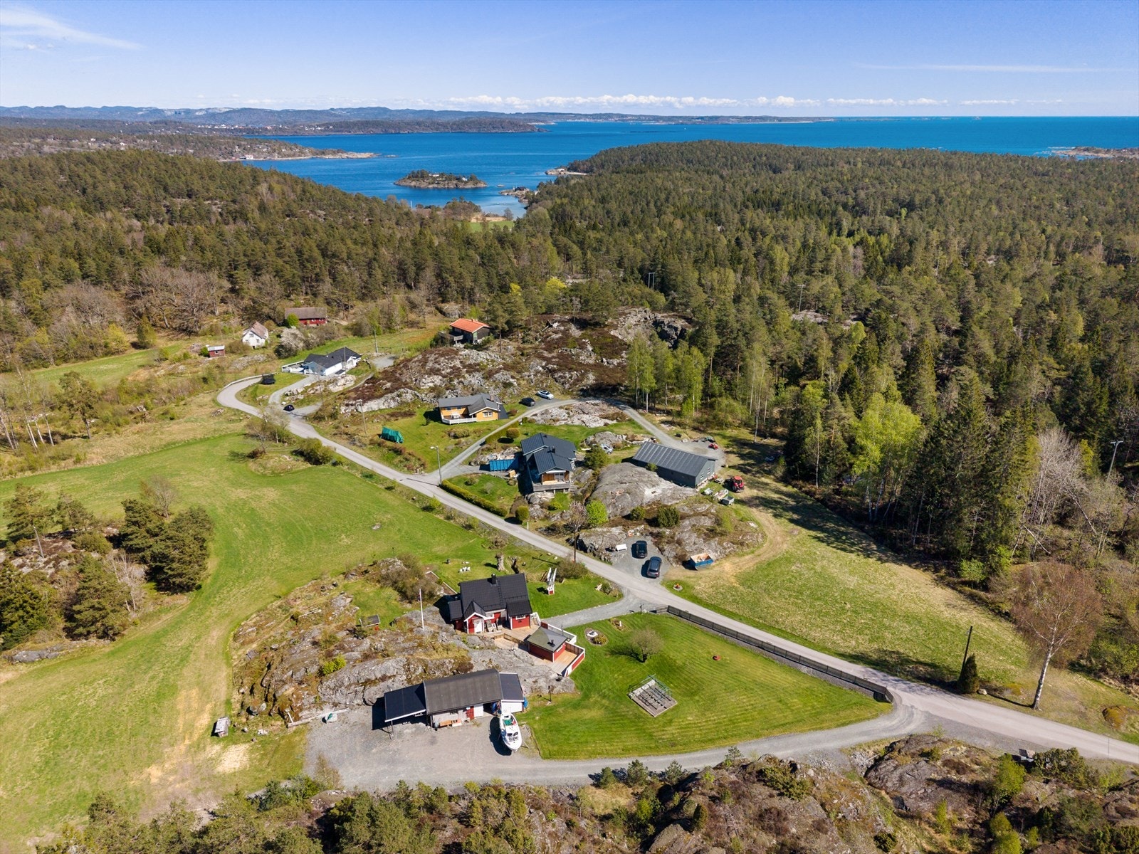 Med båt er det kun få minutter til perler som Stråholmen og Jomfruland. Galleribilde