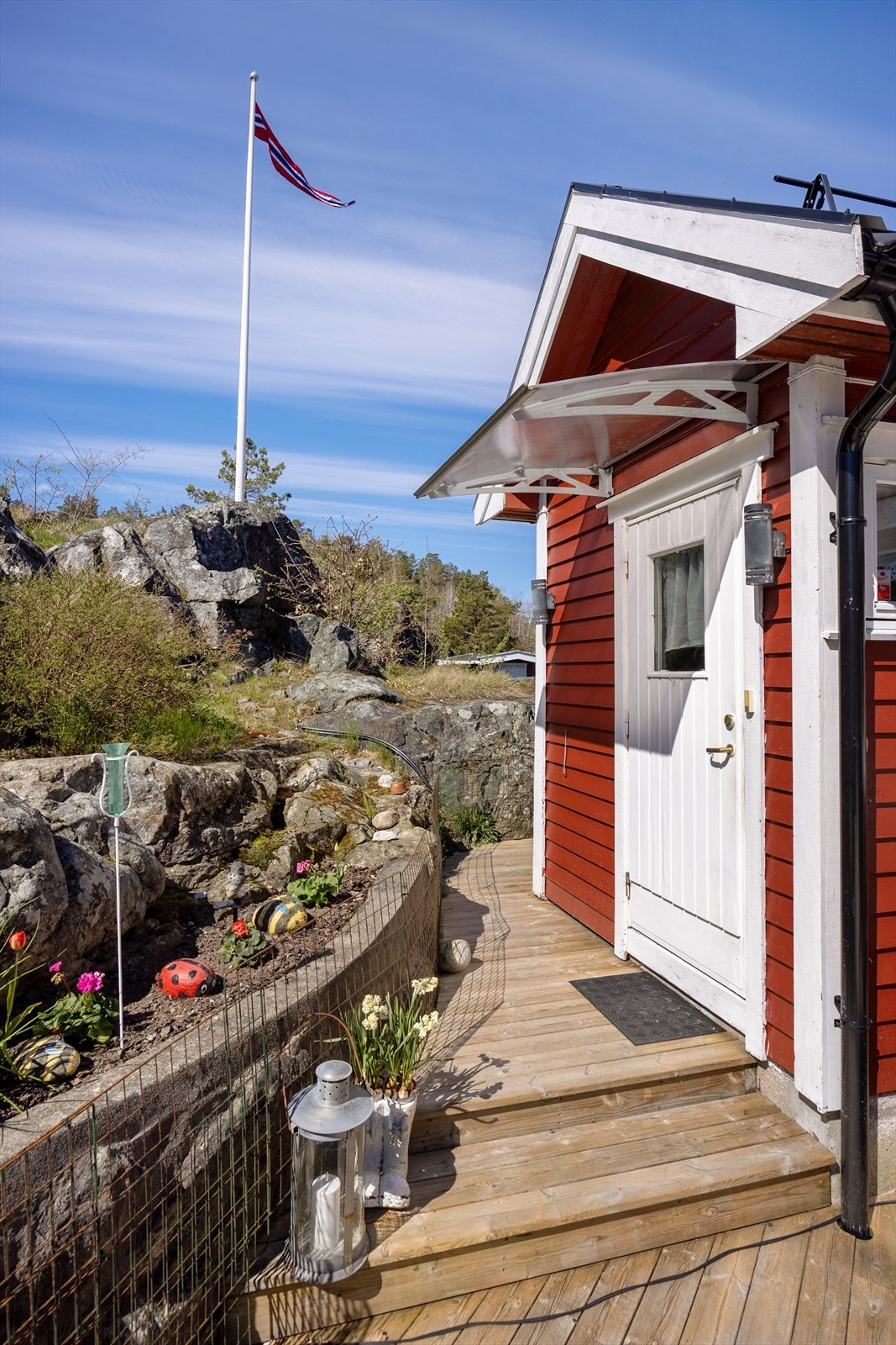 Eiendommen er etablert på fjell, noe som gir en solid og stabil grunn. Galleribilde