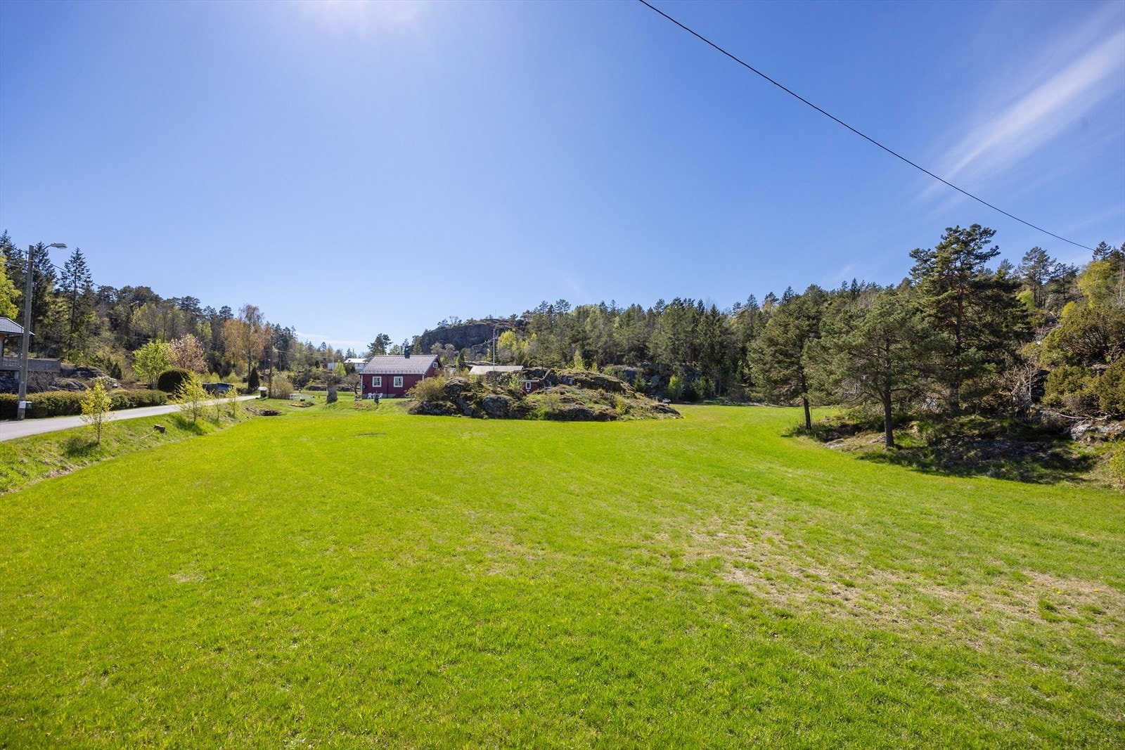 Eiendommen ligger i et LNF-område, som sikrer de landlige omgivelsene. Galleribilde
