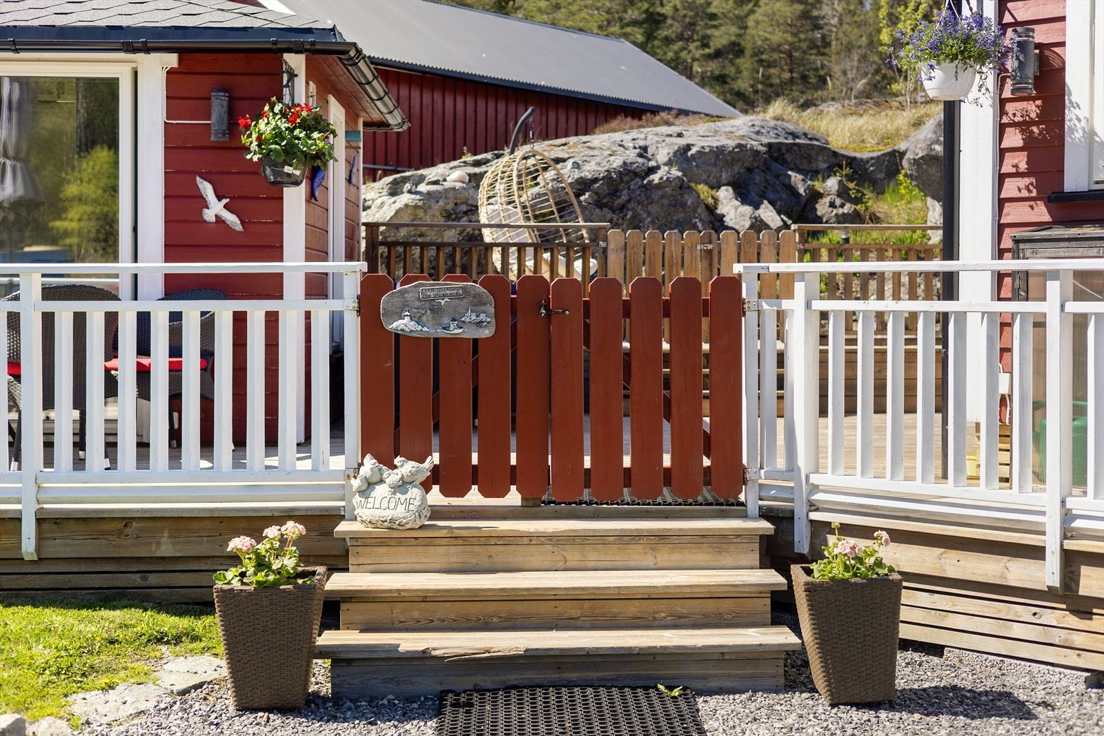 En port leder fra hagen og opp til det store terrasseområdet. Galleribilde