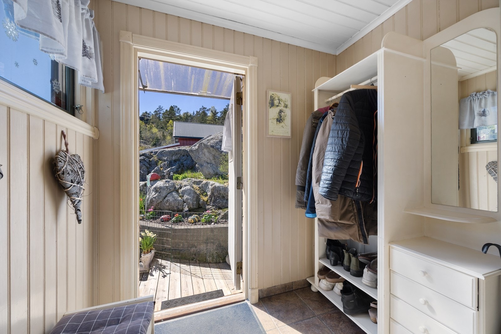 Entréen ønsker velkommen inn og har plass til oppbevaring av yttertøy og sko. Galleribilde