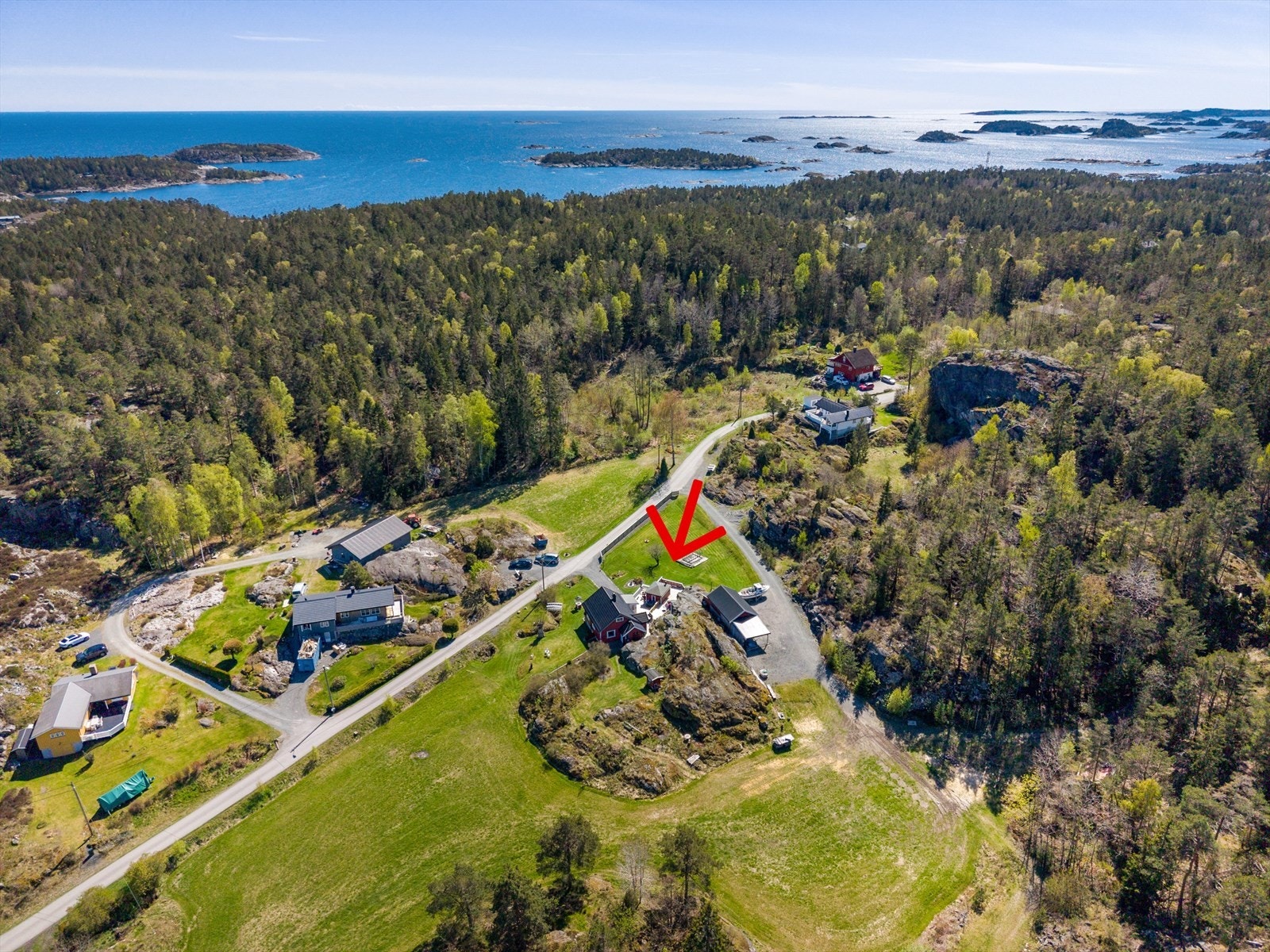 Sjarmerende småbruk på ca. 90 dekar med nærhet til sjøen og en av Norges vakreste skjærgårder. Galleribilde