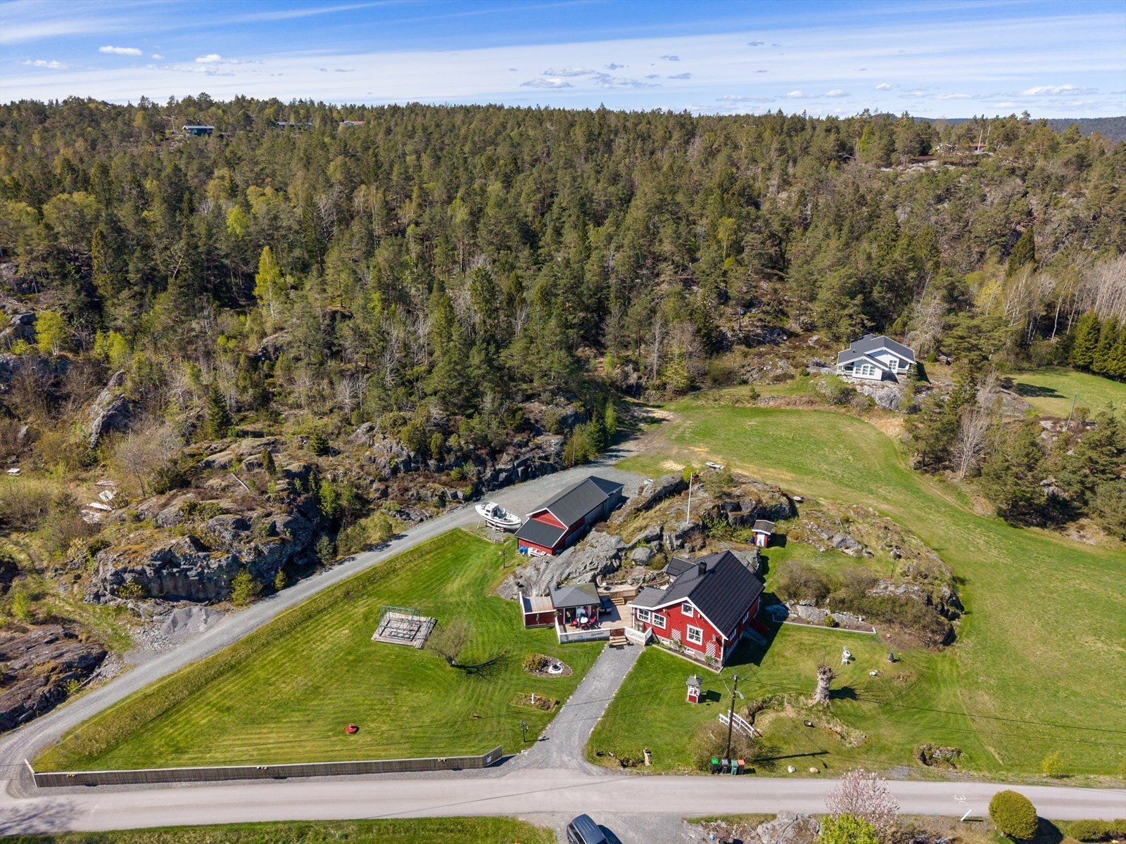 Beliggenheten er landlig, men sentral, med kun ca. 15 minutter til Stathelle. Galleribilde