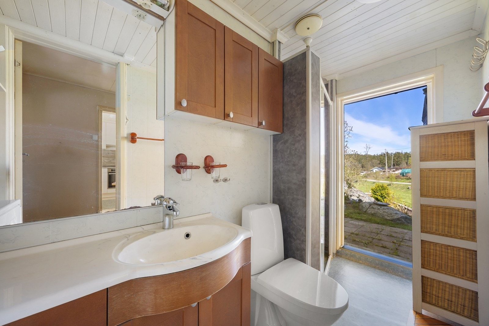Badet i første etasje er et tilbygg fra 1980-tallet, utstyrt med servant og toalett. Galleribilde