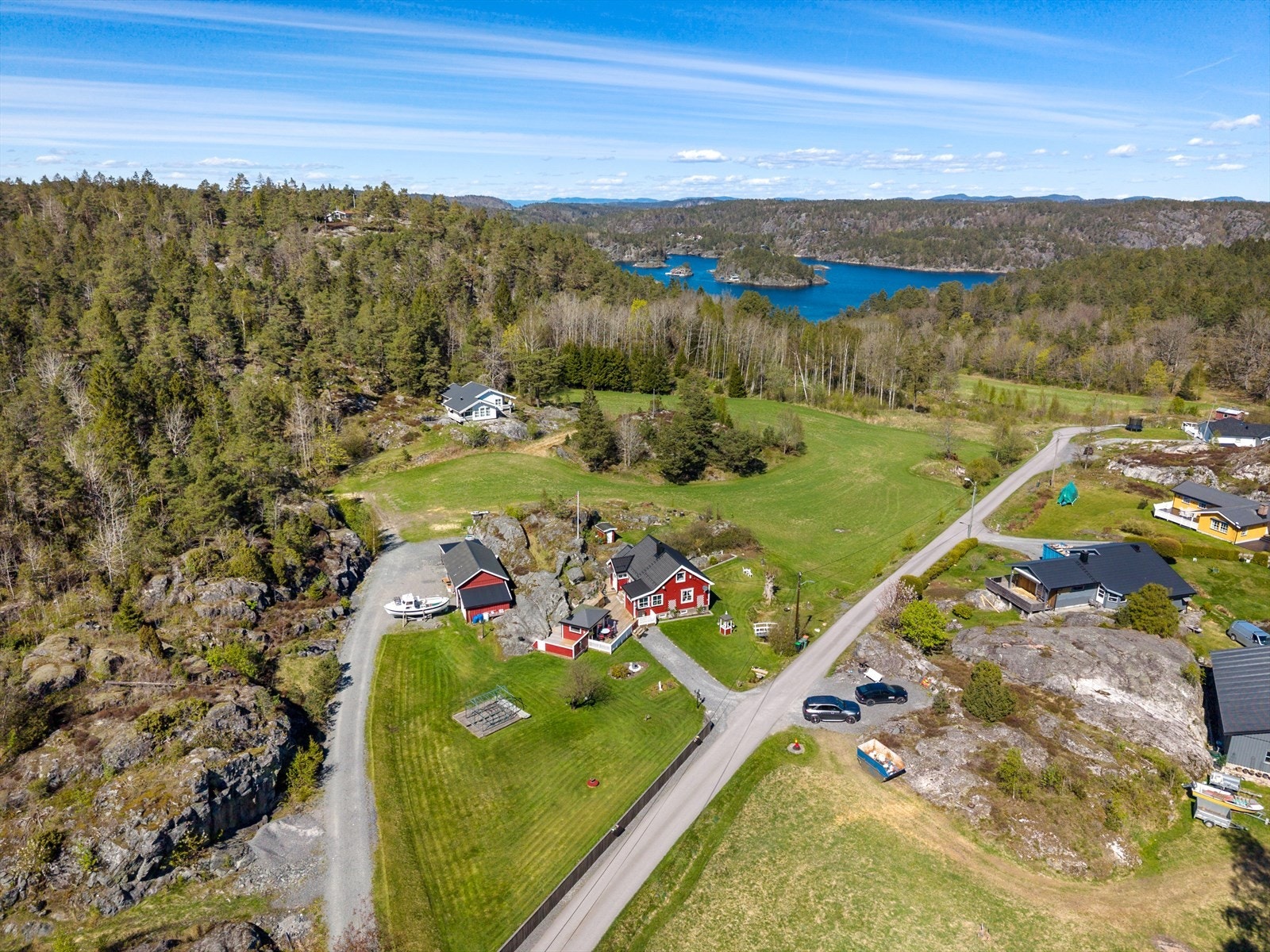 Fra eiendommen er det kort vei til sjøen, med tilgang til småbåthavner og flotte friområder. Galleribilde