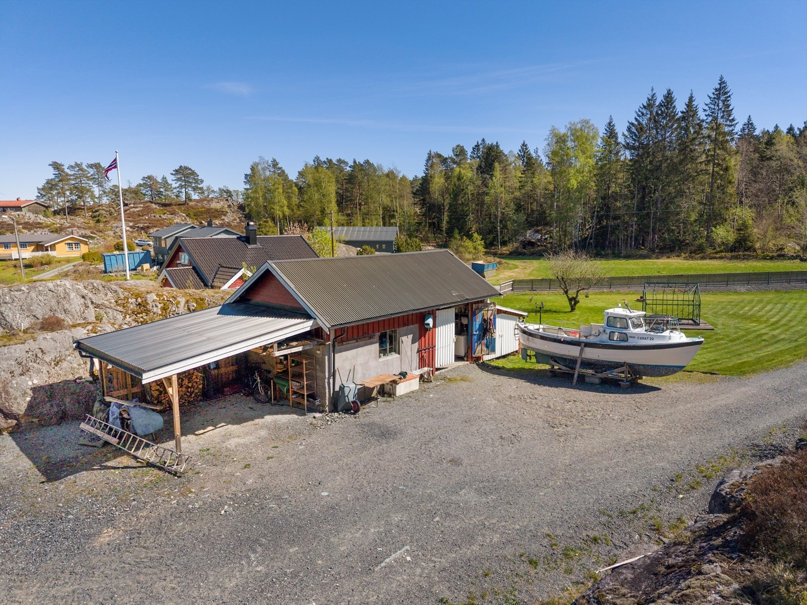 Et frittstående uthus på 34 m² inneholder garasje og bod for ekstra lagring. Galleribilde