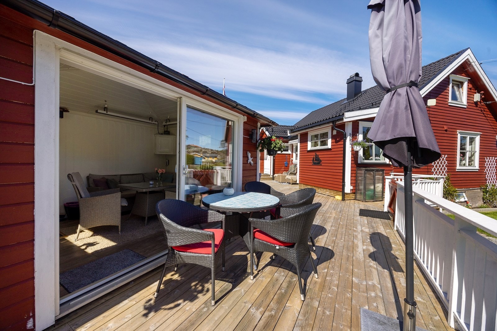 Terrassen er et naturlig samlingspunkt med god plass til utemøbler. Galleribilde