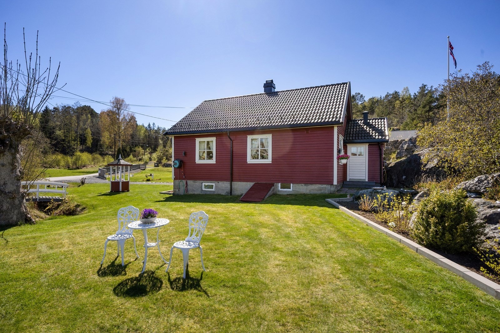 Ytterveggene har liggende trepanel, og takrenner i lakkert stål ble skiftet i 2018. Galleribilde