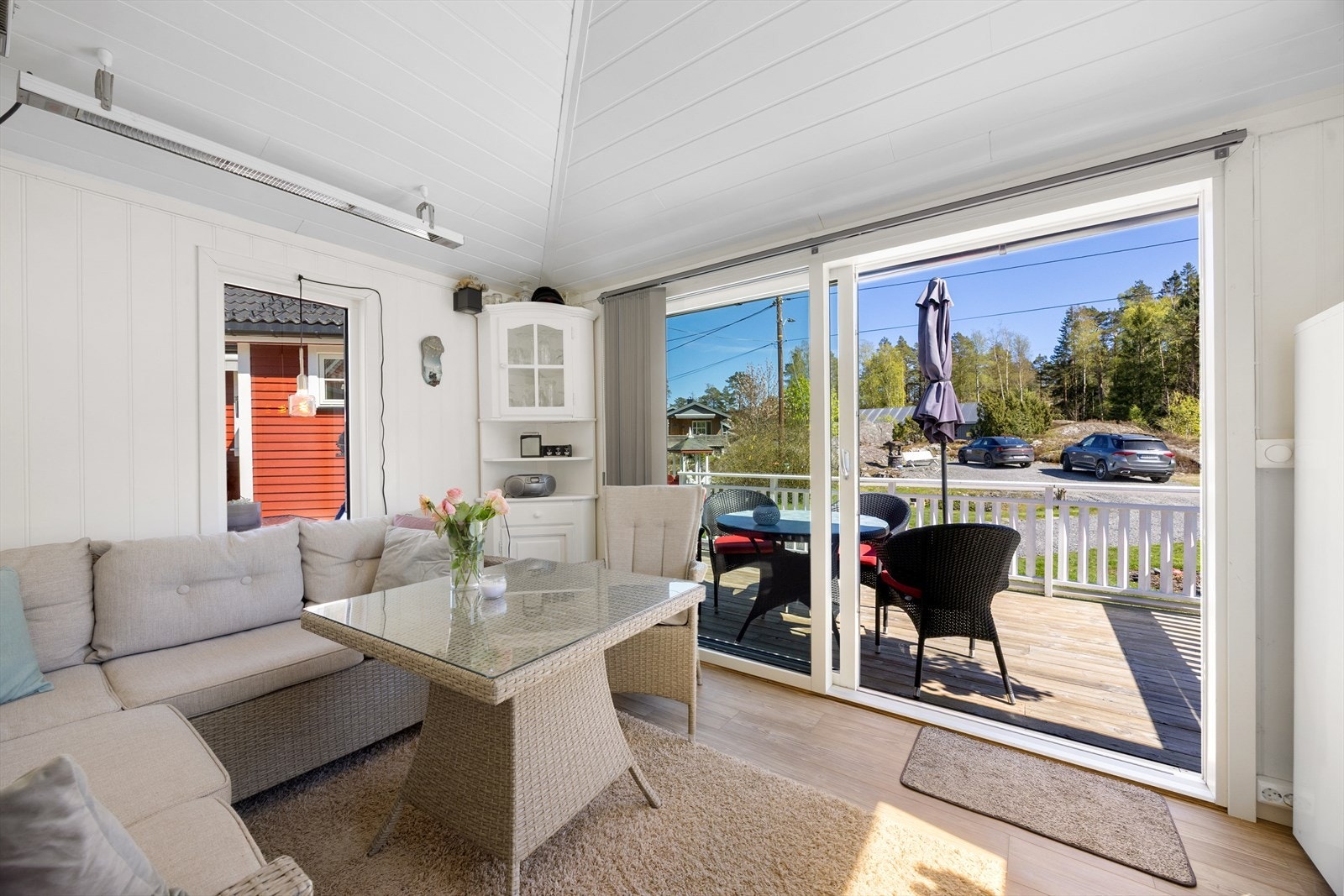 Sommerstuen på ca. 10 m² har direkte utgang til terrassen. Galleribilde