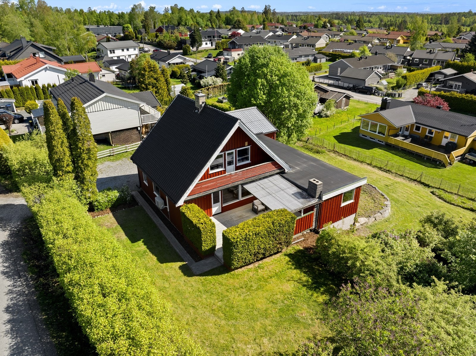 Fra eiendommen er det enkel tilgang til nærliggende turområder og grøntarealer. Galleribilde