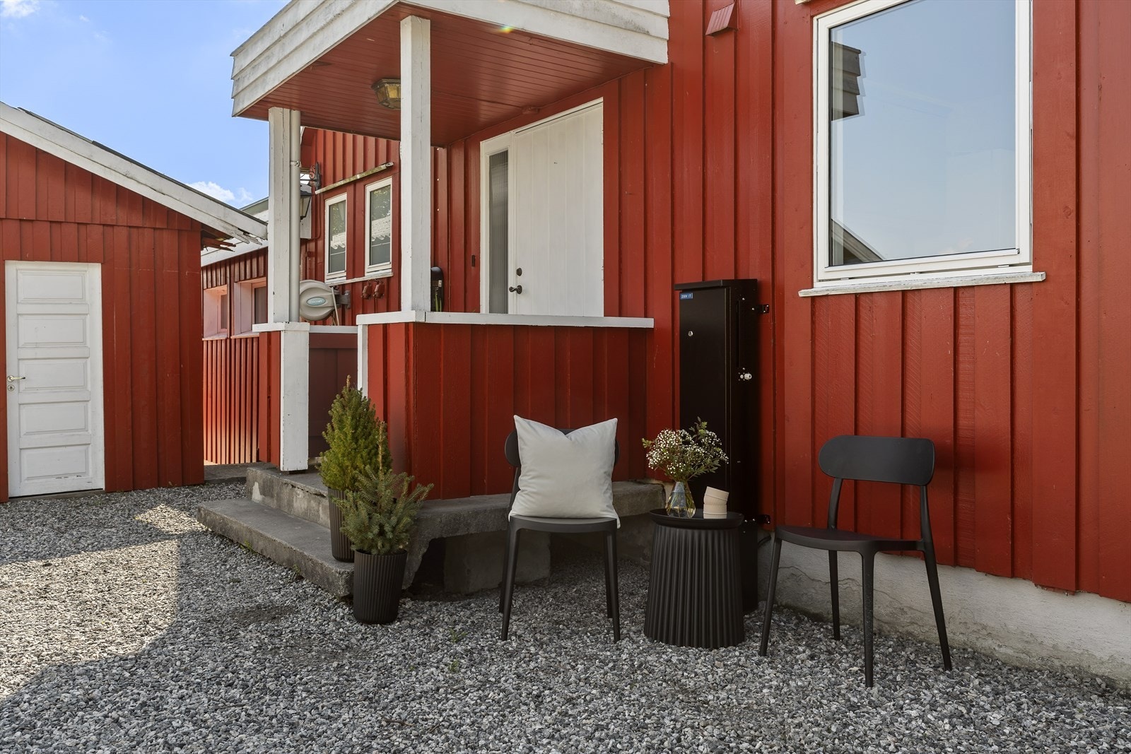 Hyggelig inngangsparti med plass til en liten sittegruppe. Hovedinntaket for strøm er skiftet og nytt sikringsskap er installert. Galleribilde