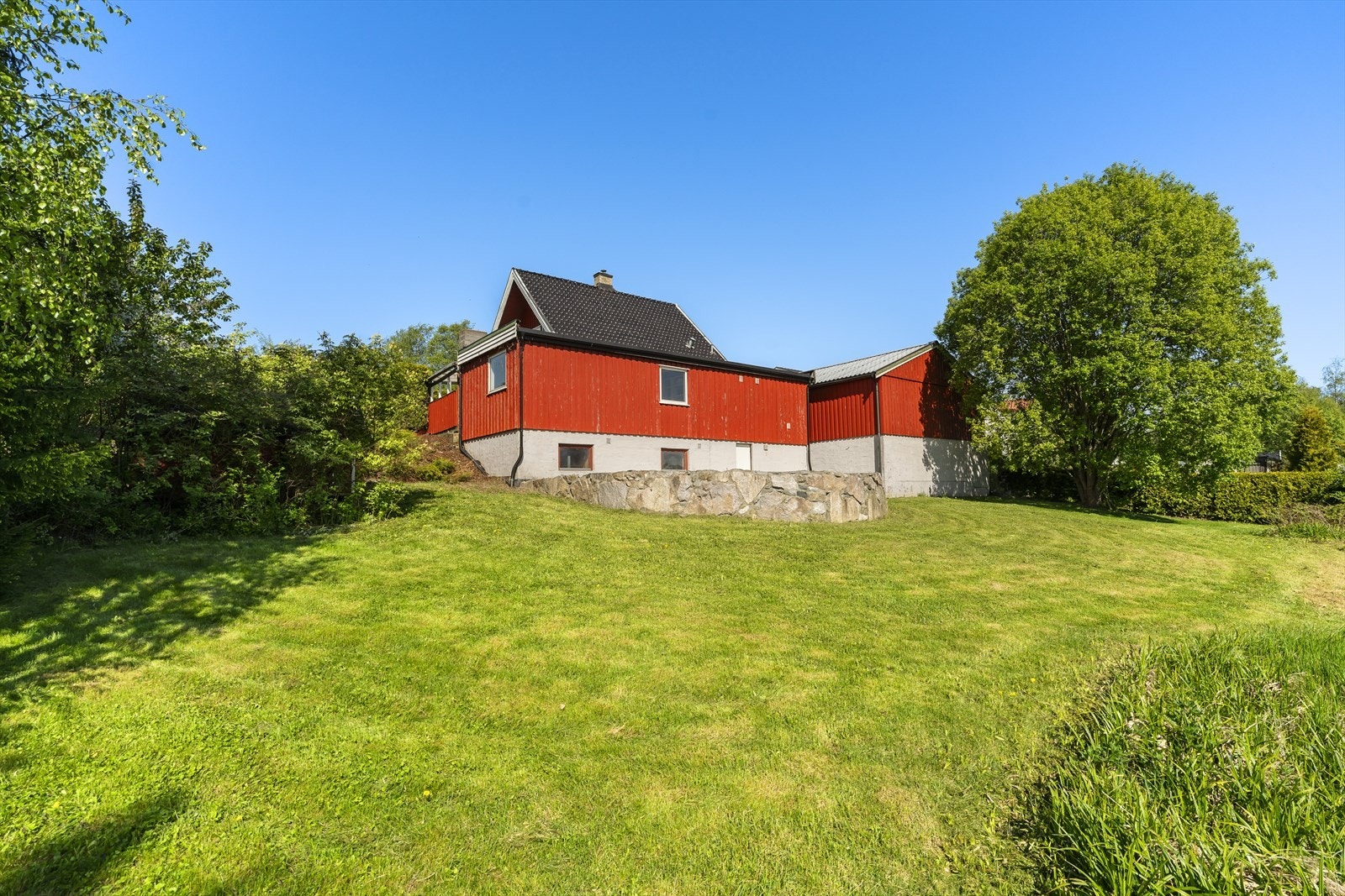 Stor hage med gode muligheter for lek og aktiviteter. Galleribilde