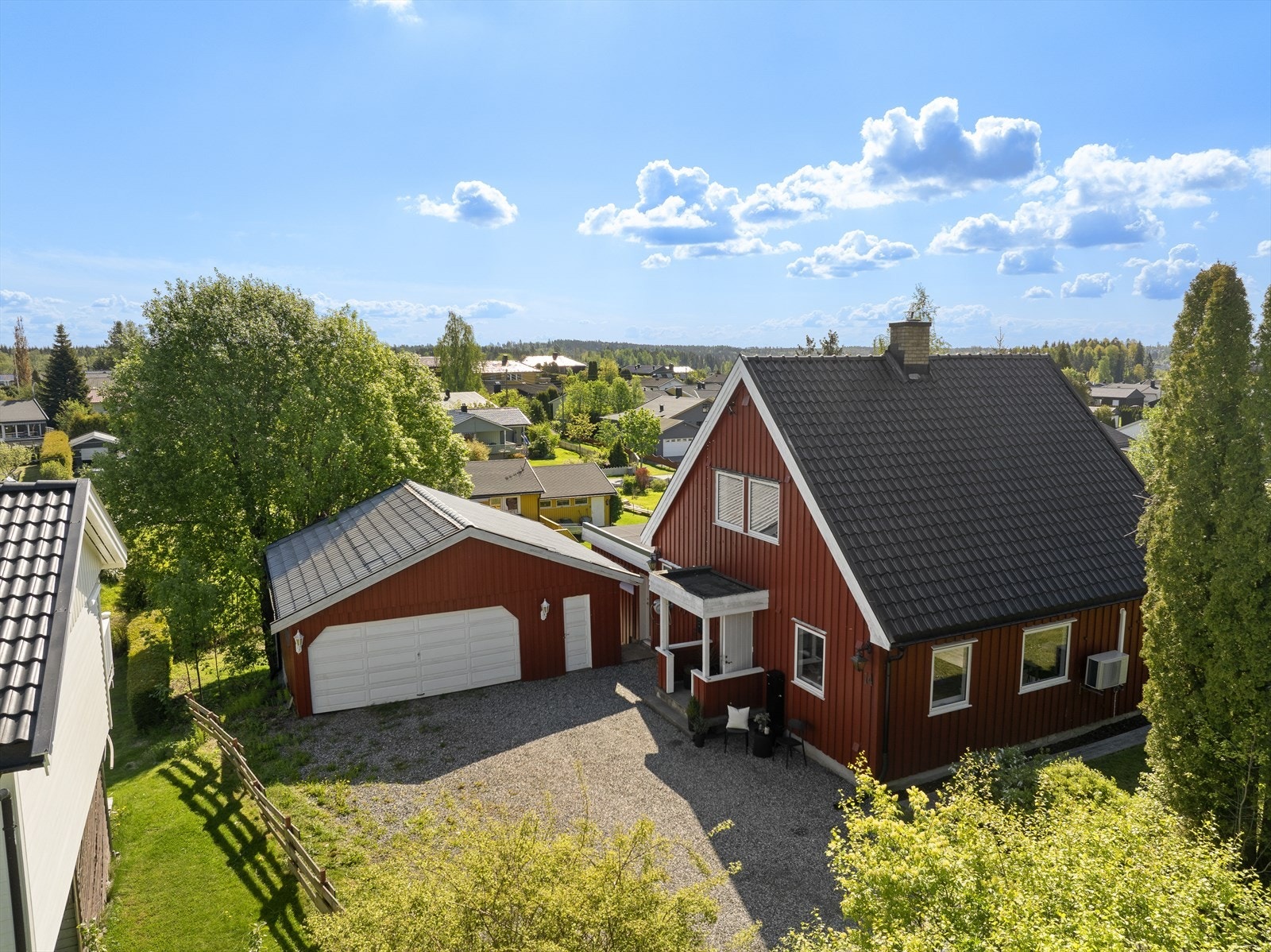 Eiendommen har en romslig gårdsplass med garasje. Galleribilde