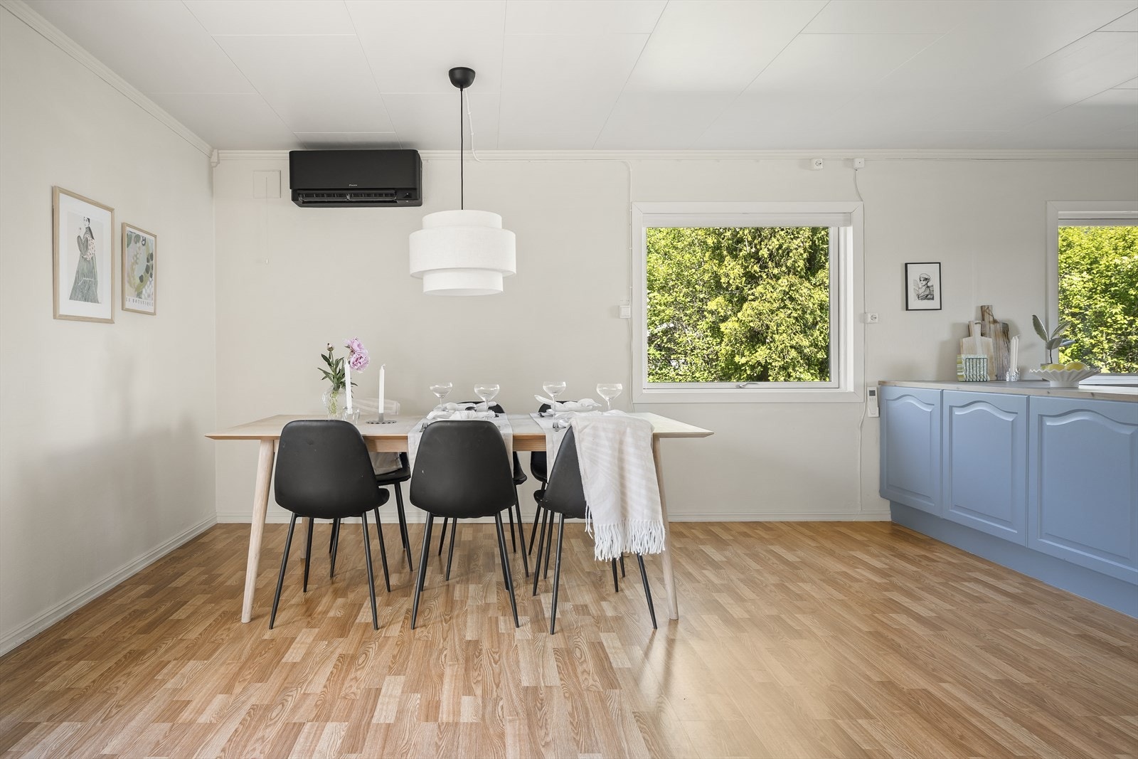 Kjøkkenet har en åpen løsning mot spiseplassen. Rommet er nylig malt og har en ny varmepumpe som sørger for effektiv oppvarming. Galleribilde