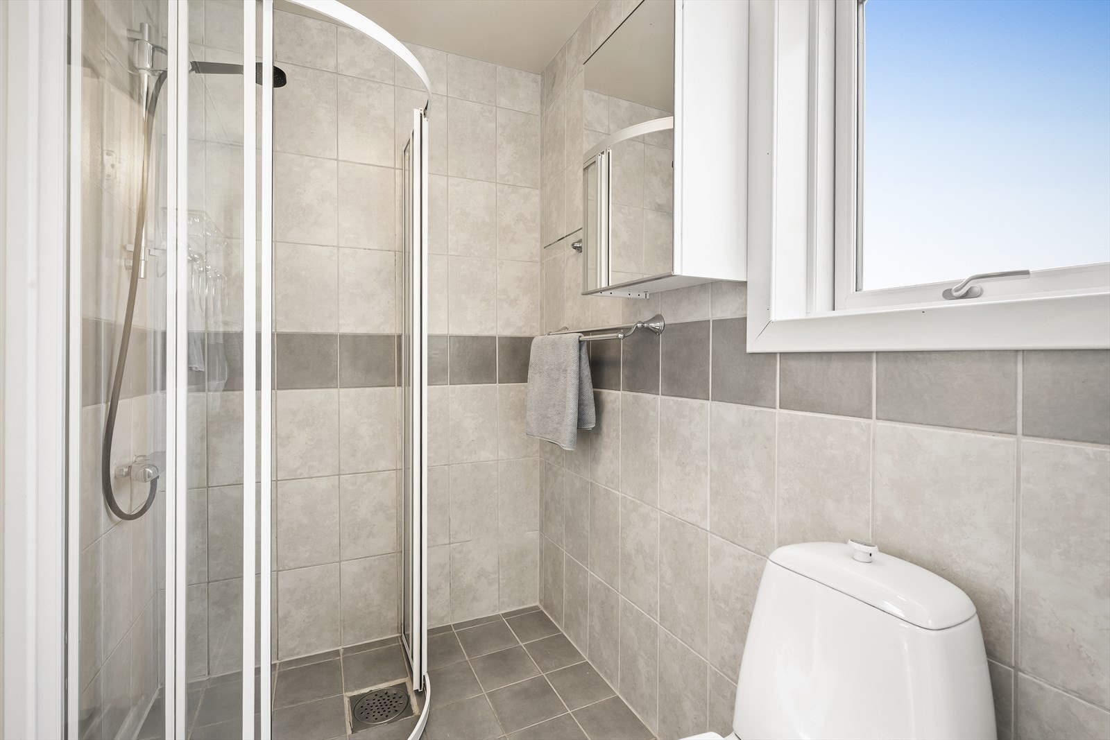 Badet er utstyrt med dusjkabinett og toalett. Galleribilde