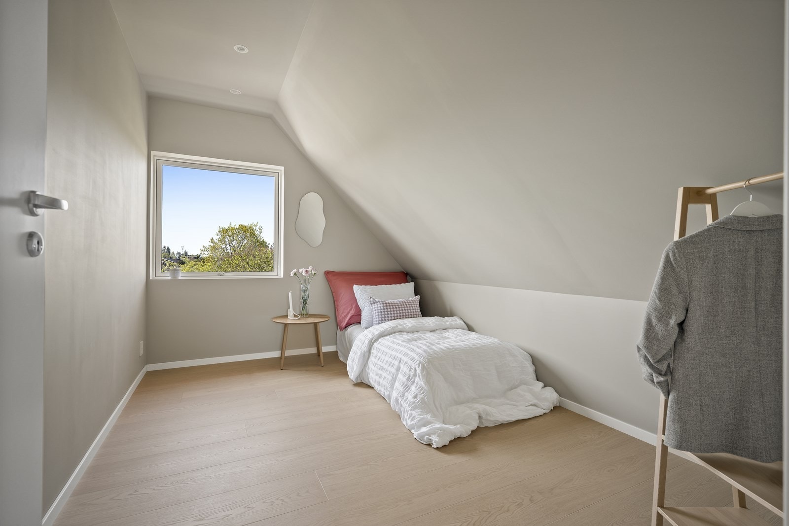 Soverom med god plass til seng og oppbevaringsmøbler. Galleribilde