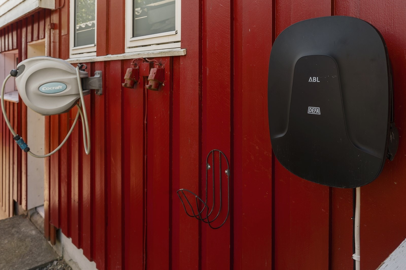 Det er installert elbillader på ytterveggen. Galleribilde