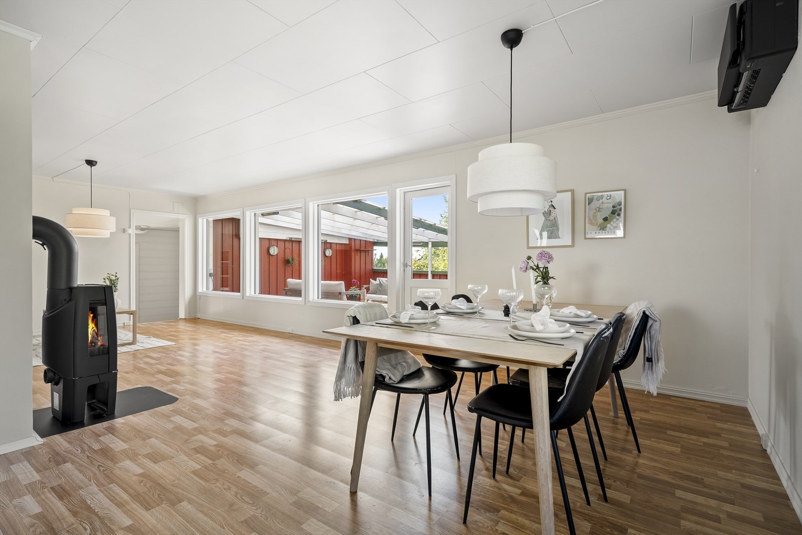 Stuen har plass til både spisebord og sofagruppe. Pipeløpet er rehabilitert og ny vedovn er installert. Galleribilde
