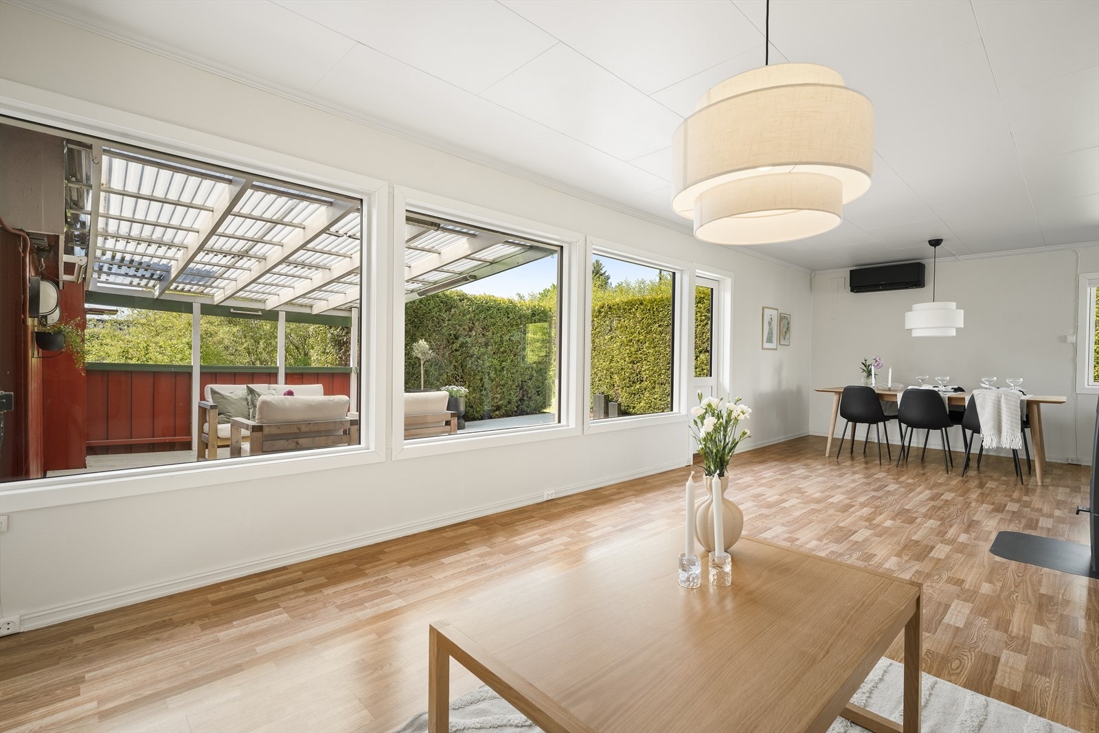 Store vinduer i stuen gir god kontakt med uteområdet og terrassen. Galleribilde