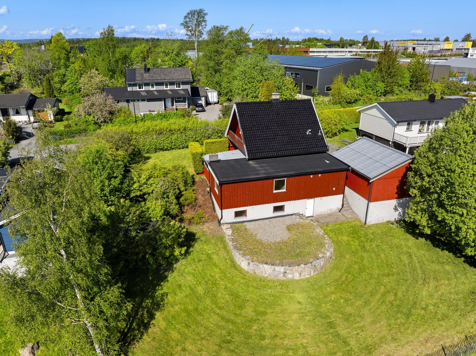 Utsikt over nærområdet fra baksiden av huset. Galleribilde