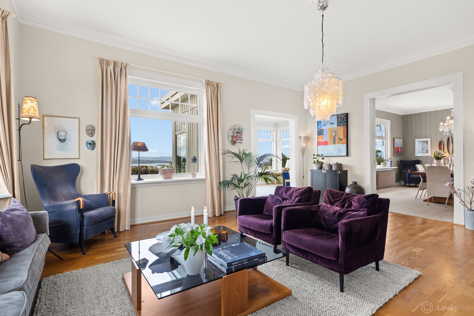 Lys og stor peisestue med rosett i himling Galleribilde