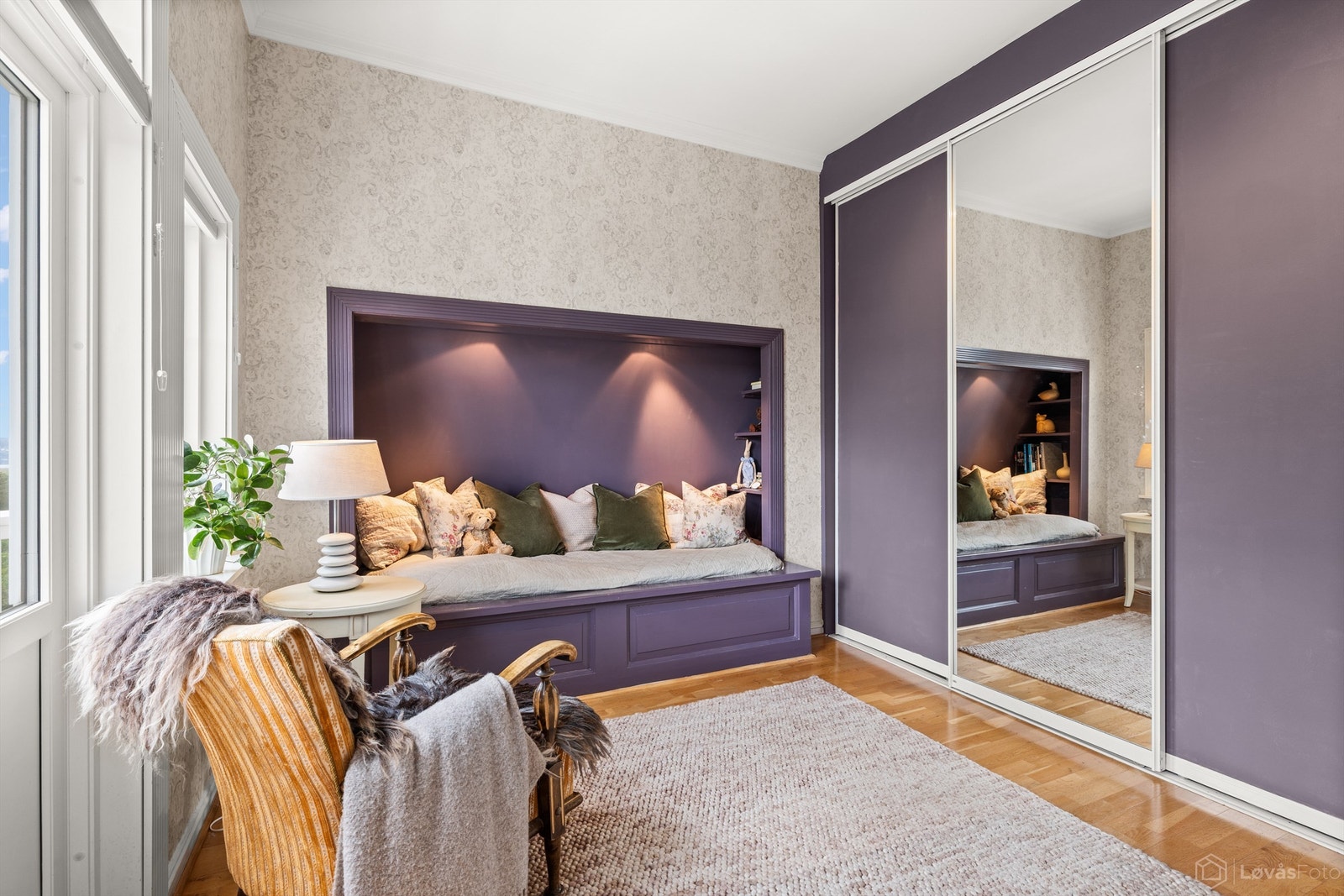 Soverom 2 med plassbygget seng og skyvedørsgarderobe Galleribilde