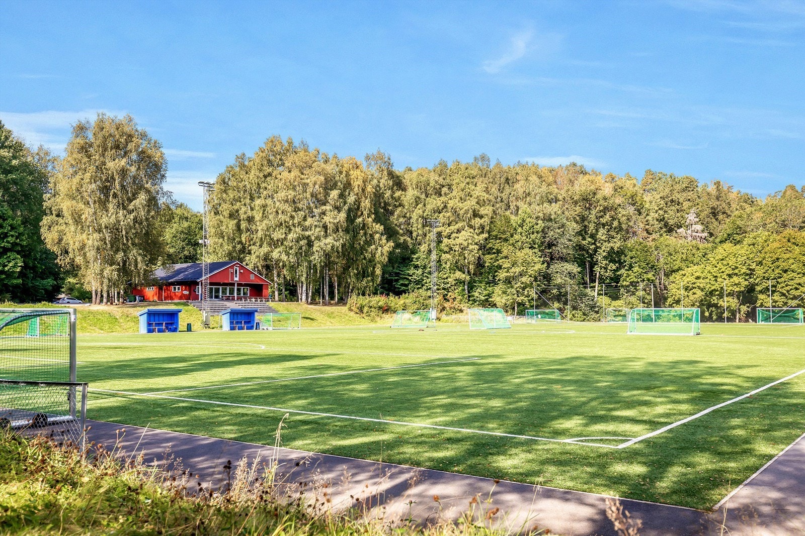 Kort vei også til Hallager idrettsanlegg med fotballbaner (kunstgress) Galleribilde