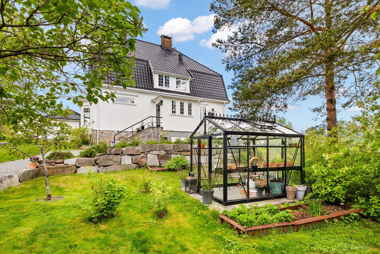 Flott opparbeidet hage med bl.a. drivhus Galleribilde