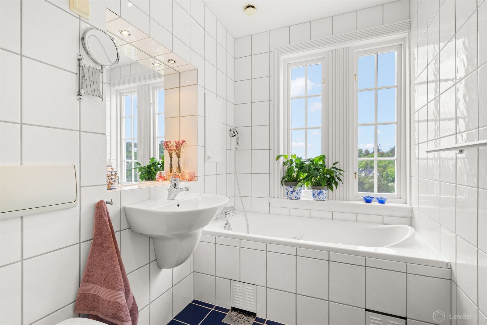 Bad 1 er fra 1996 og er flislagt med varmekabler i gulvet. Downlights i himling. Badet er innredet med bl.a. innmurt boblebadekar og vegghengt toalett Galleribilde