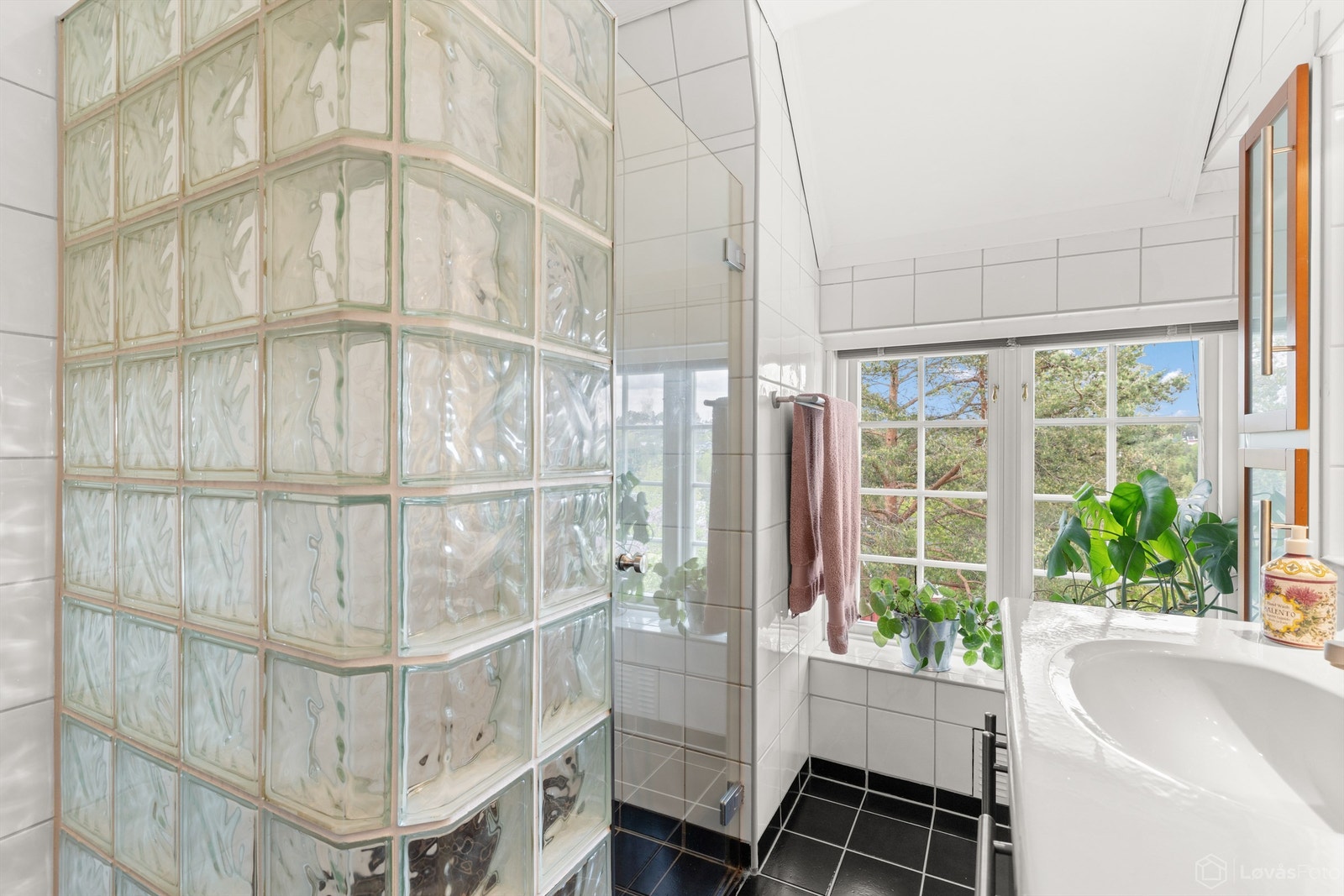 Badet er innredet med bl.a. dusjnisje med glassdør Galleribilde