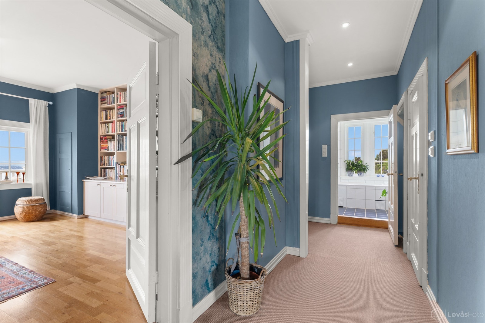 Trappegang med gulvteppe og downlights i himling. Gang ved baktrappen har tilliggende bod Galleribilde