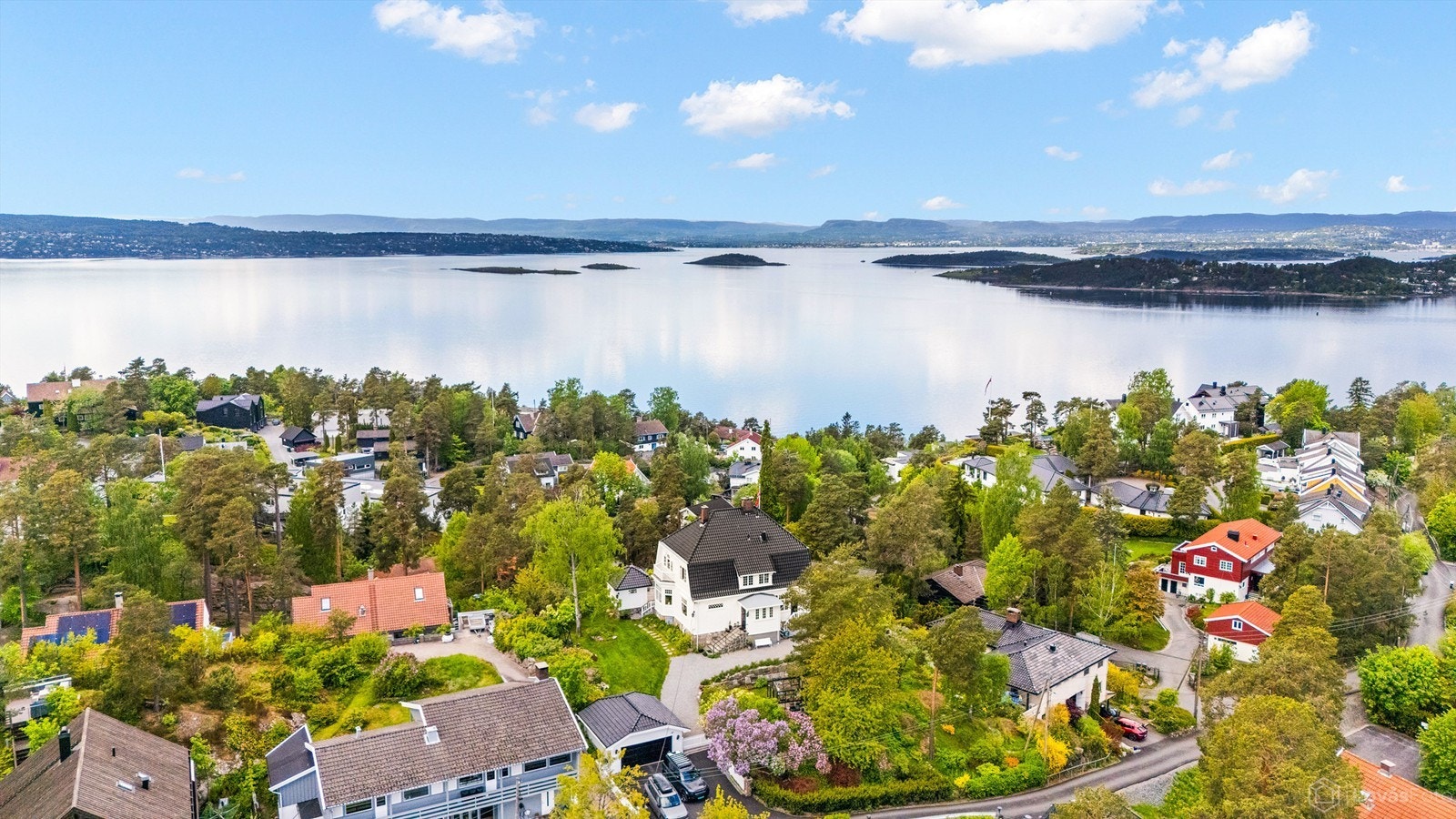 Et barnevennlig og frodig boområde med et unikt fritidstilbud, perfekt for de som ønsker nærhet til fjorden og frilufts- og fritidstilbud, kort reisevei unna sentrum Galleribilde