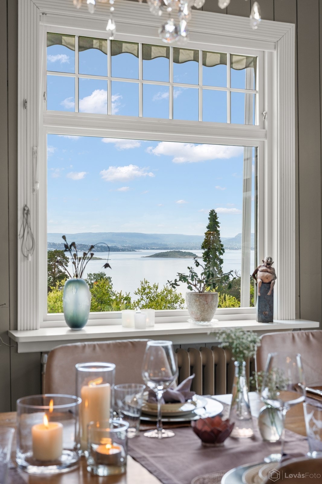 Store vinduer med flott fjordutsikt Galleribilde