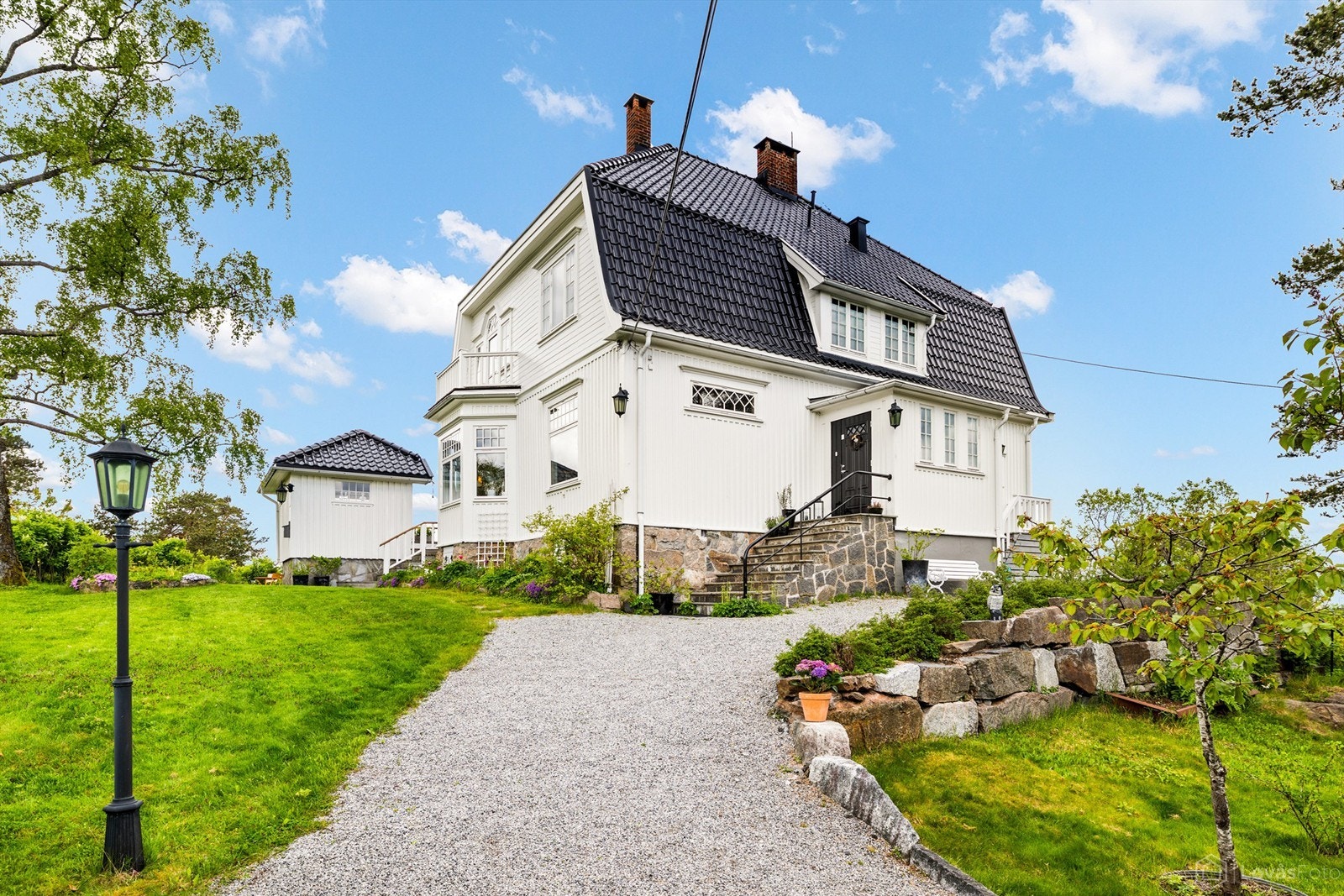 Singlet gangvei fra gårdsplassen til huset Galleribilde