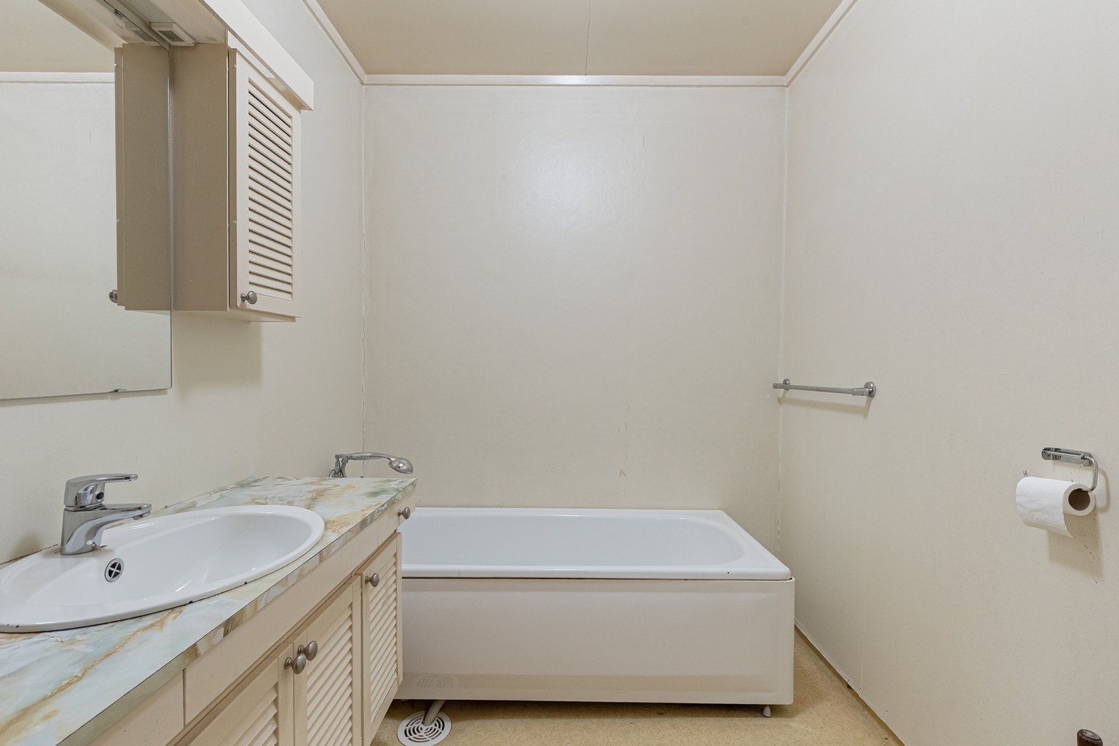 Badet er innredet med servantinnredning, badekar, toalett og har opplegg for vaskemaskin Galleribilde