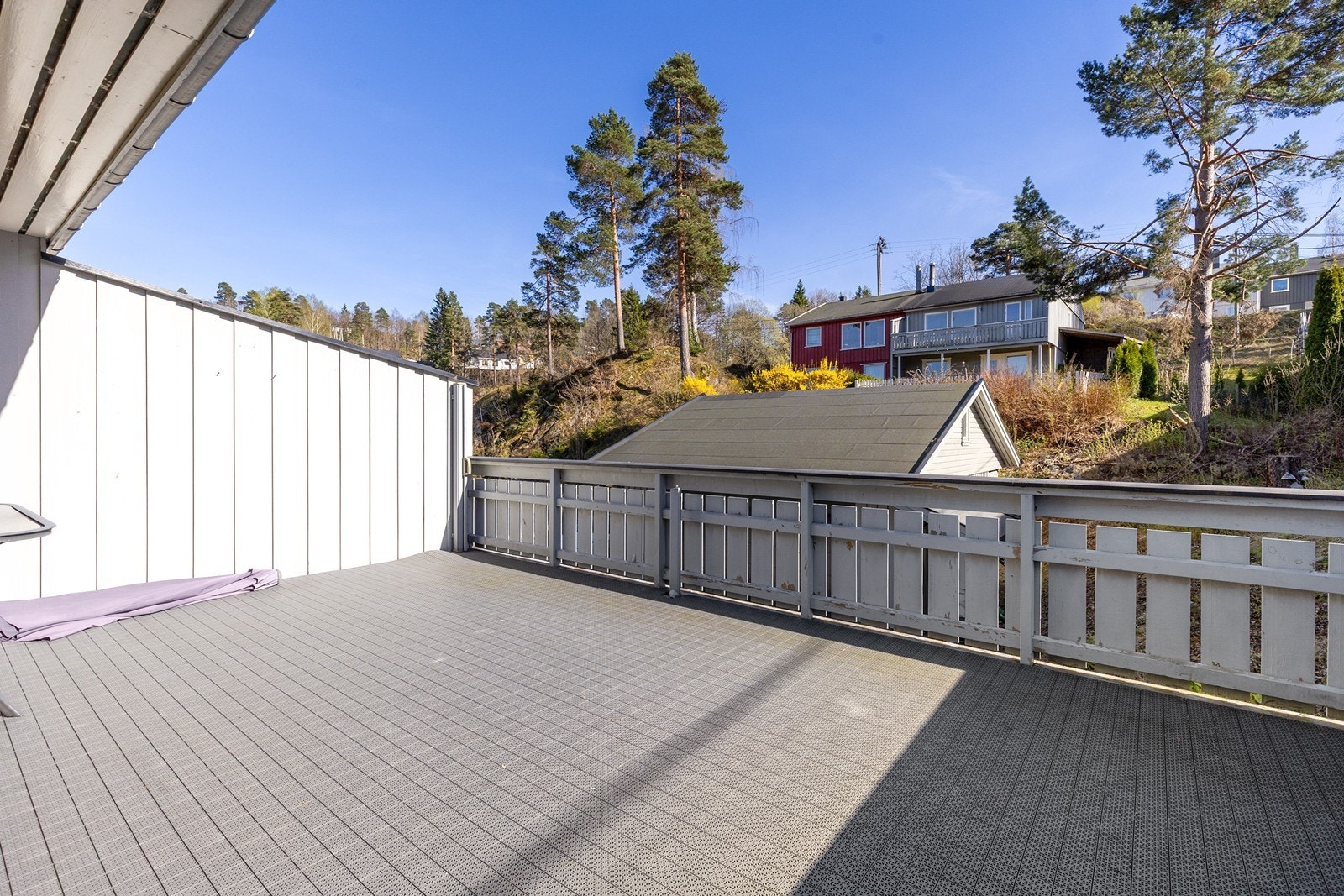 Romslig terrasse med god plass til ønsket møblement Galleribilde