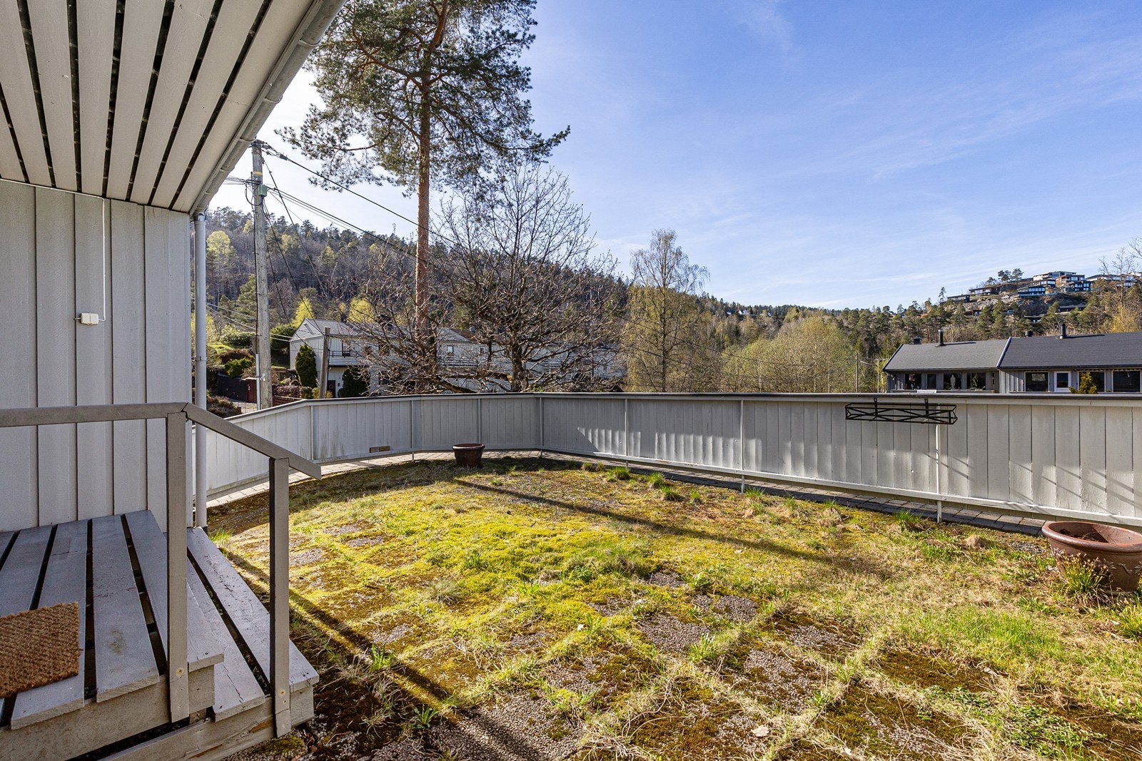 Uteplass er inngjerdet med rekkverk Galleribilde
